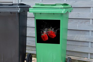 MuchoWow Wandsticker Paprika - Gemüse - Stilleben - Wasser - Rot (1 St), Mülleimer-aufkleber, Mülltonne, Sticker, Container, Abfalbehälter