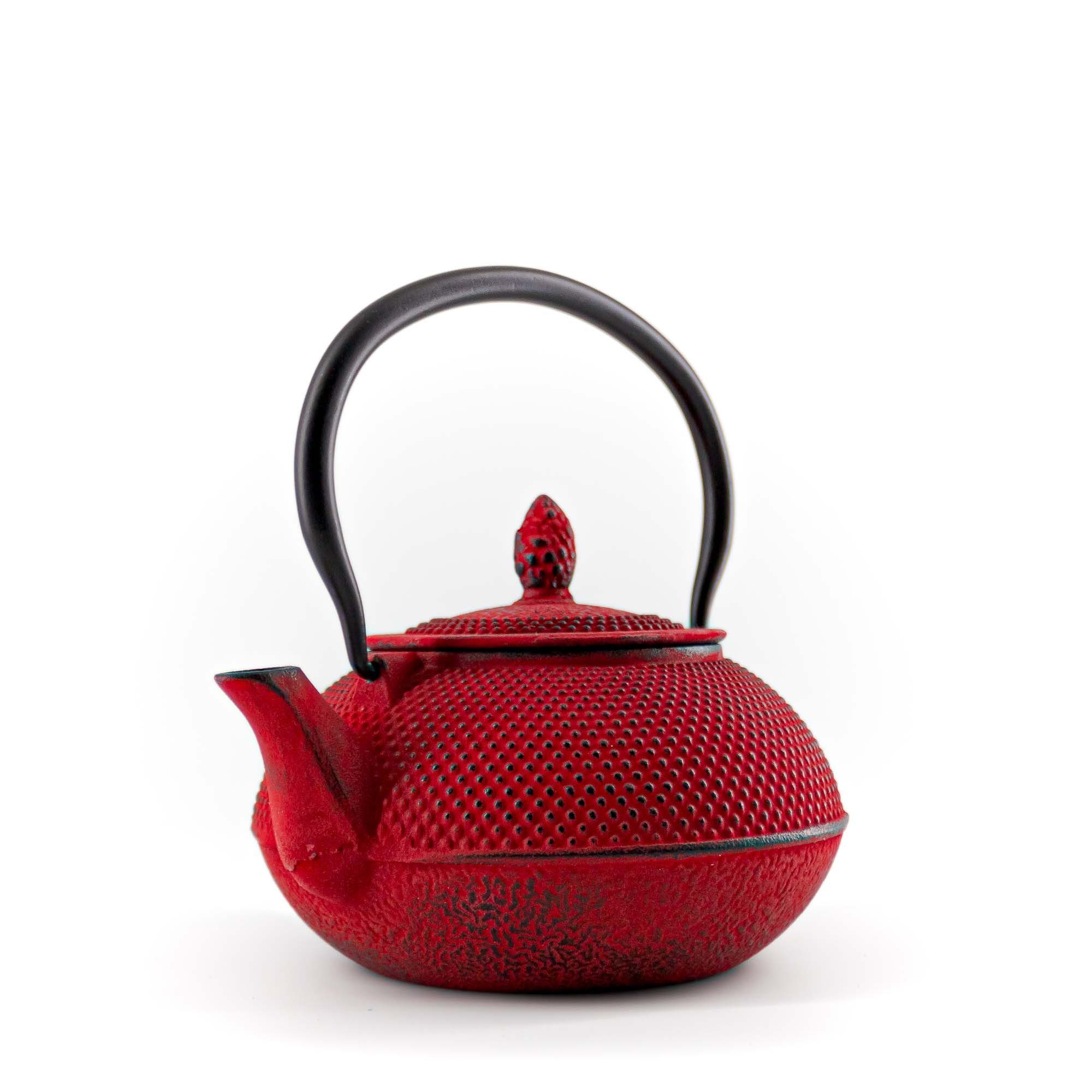 teayumi Teekanne ARARE Tetsubin Gusseisenkanne 900 ml Rot, 900 l, (3-teilig), mit herausnehmbaren Edelstahlsieb, mit Henkel