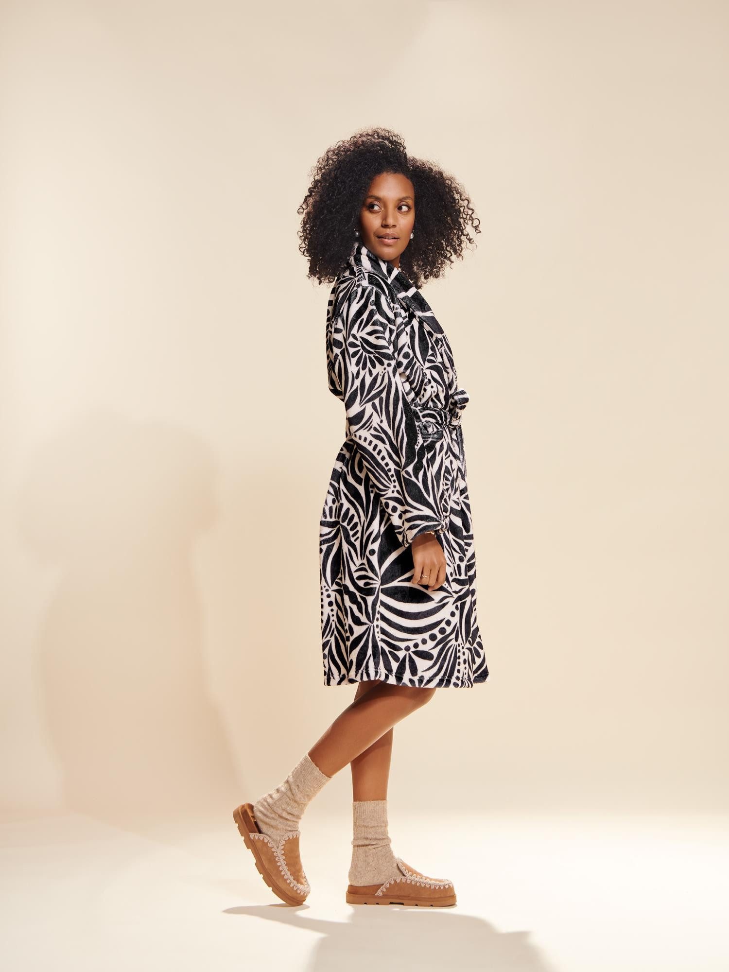 Essenza Damenbademantel Steff Allora, Midilänge, Polyester, Schalkragen, mit Taschen, Gürtel, mit expressivem Allora-Print