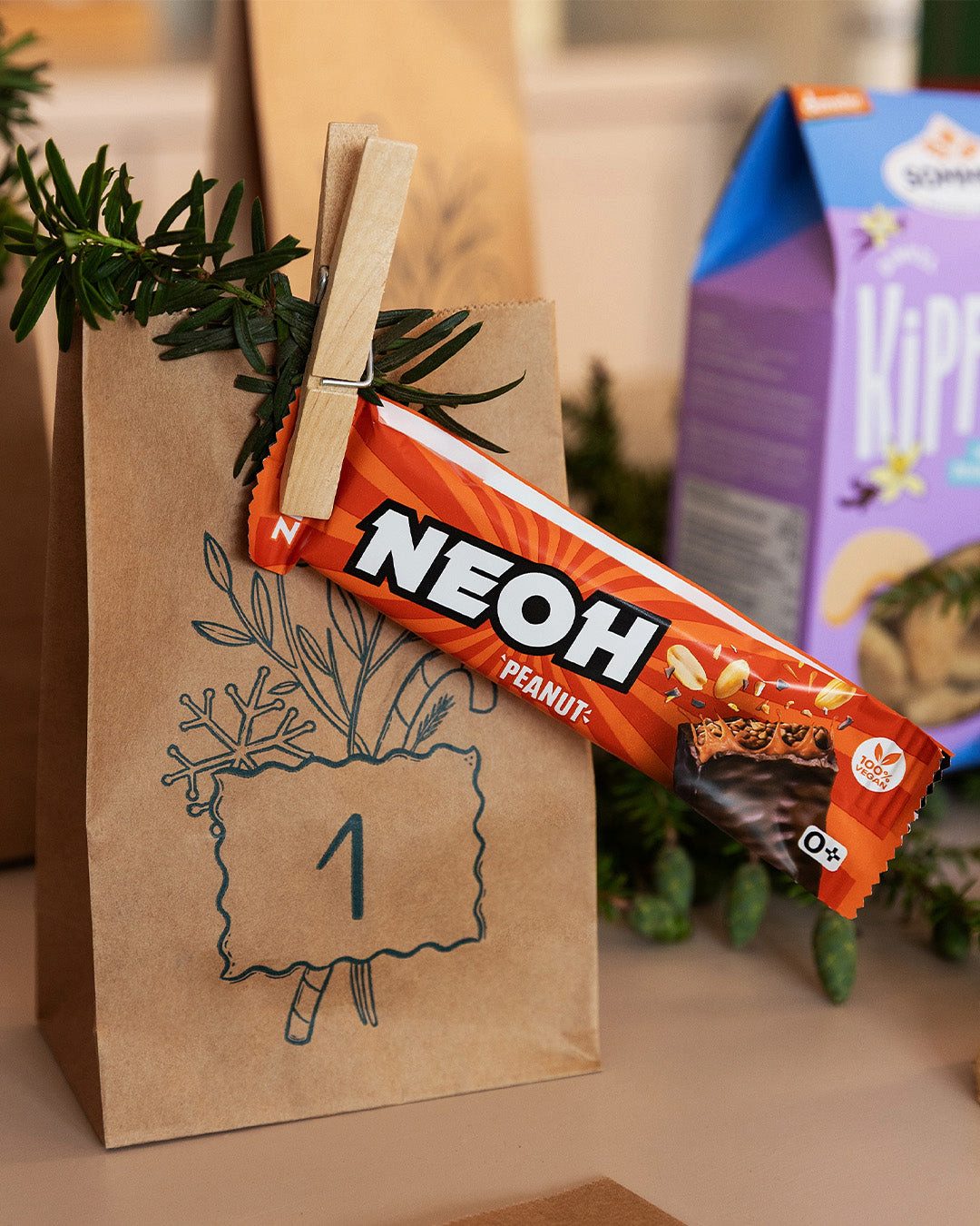 Vegan Box Lebensmittel-Adventskalender Snack & Süßigkeiten 2026 – 24 Vegane Genussmomente, 24 süße und salzige Überraschungen inkl. Materialien zum Aufhängen – Bild 5 von 5