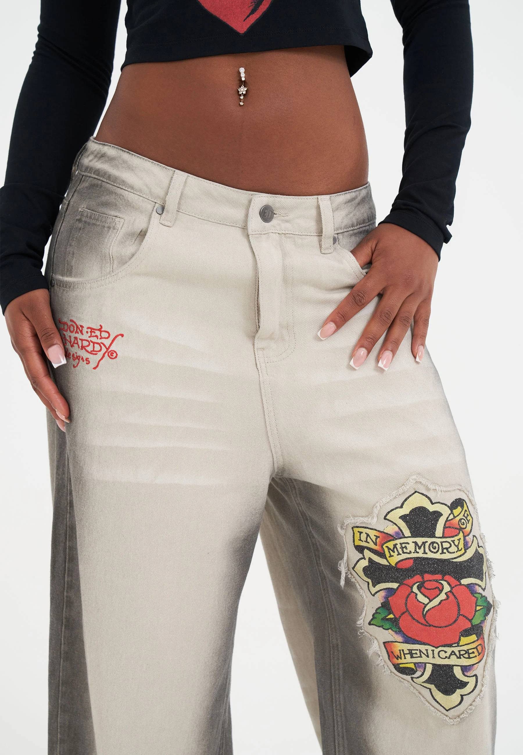 Ed Hardy Relax-fit-Jeans Jeans Ed Hardy Womens In Memory Applique Applikation aus Raw-Edge-Denim mit Kreuz- und Herz-Tattoo-Print