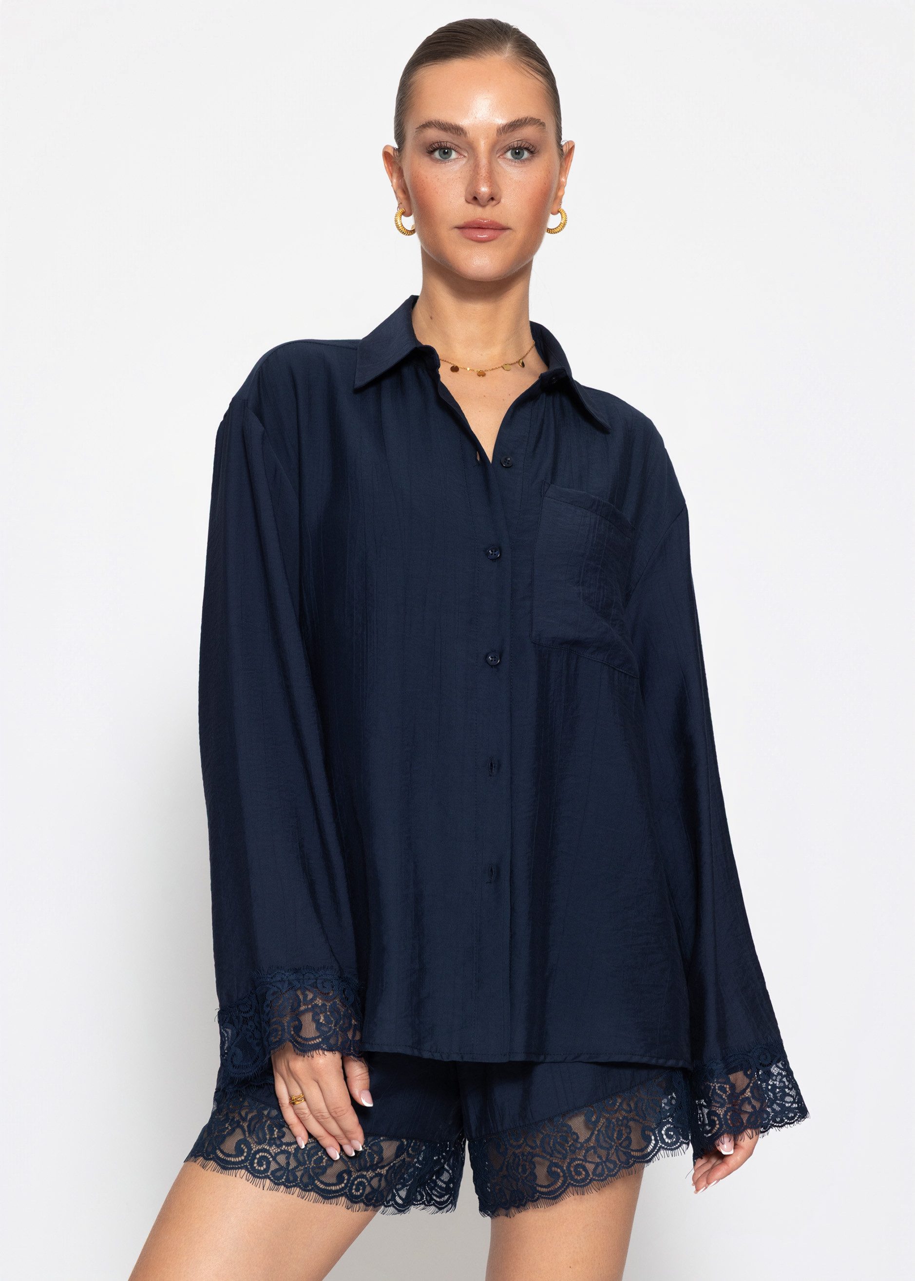 SASSYCLASSY Longbluse Oversize Bluse mit Spitzendetails Damen Fließende Bluse aus Viskosemix in lockerer Passform mit Brusttasche
