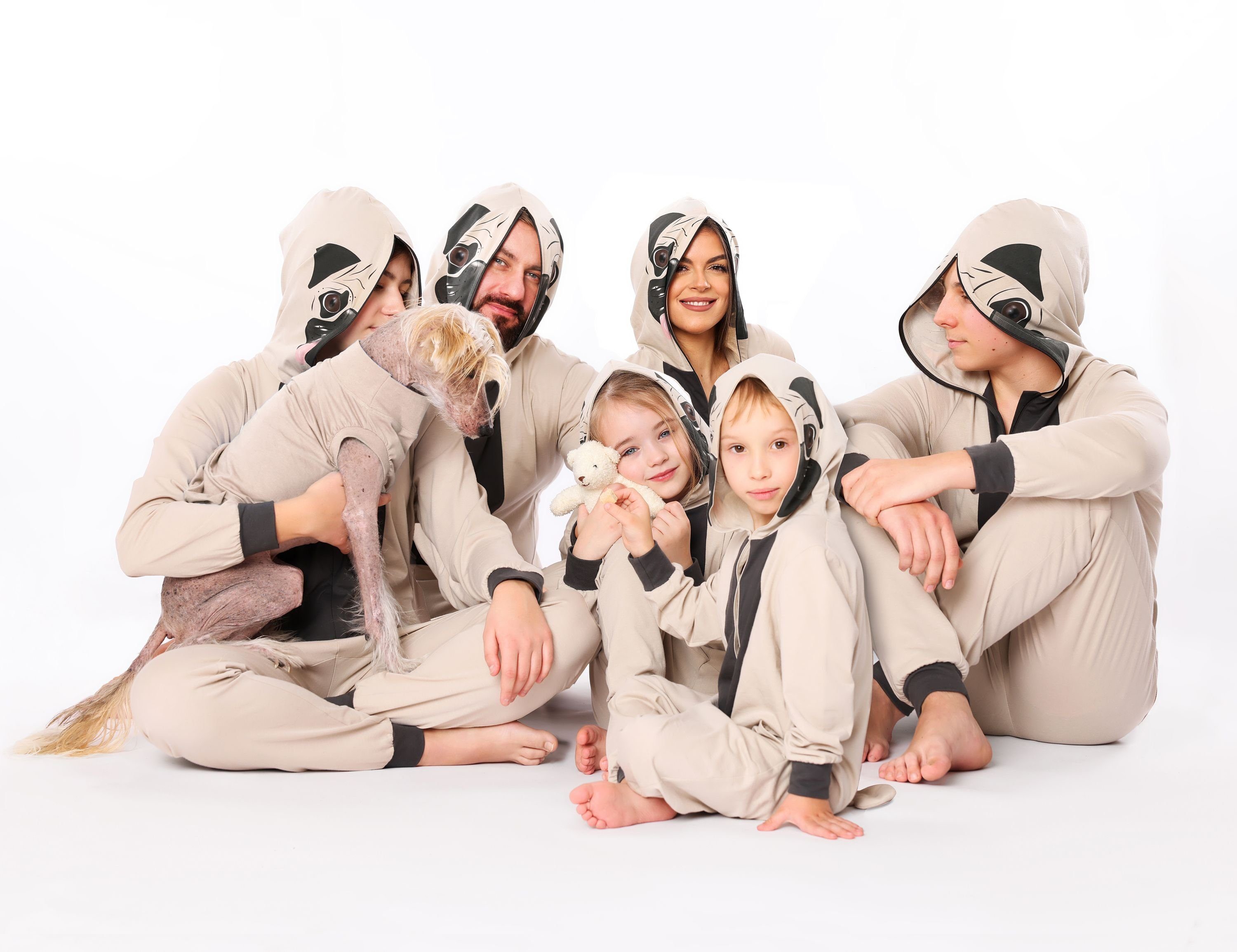 Ladeheid Schlafanzug Mädchen Schlafoverall Kapuze Beige Mops mit LA40-233 Kapuze mit Baumwolle aus Tiermotiv