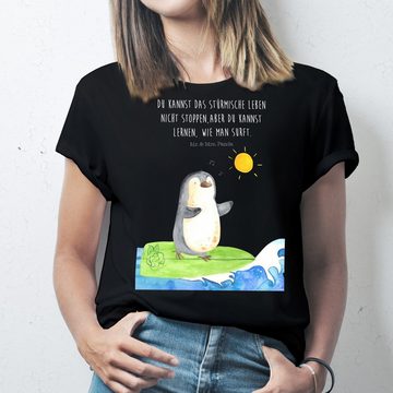 Mr. & Mrs. Panda T-Shirt Pinguin Surfer - Schwarz - Geschenk, Wellen, Urlaub, Tshirt, Schlafsh (1-tlg)