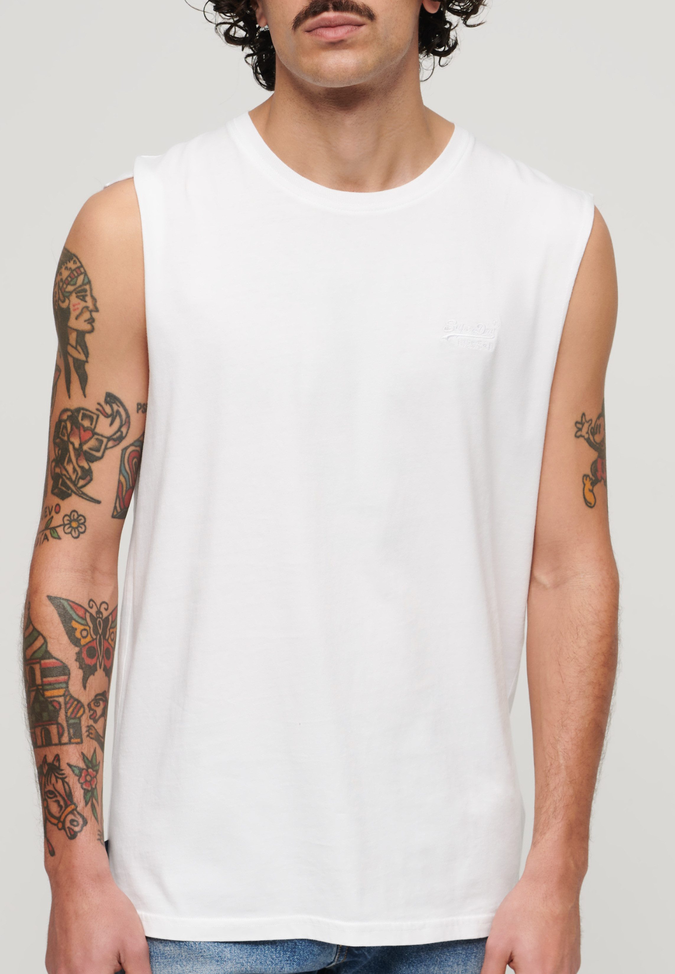 Superdry Tanktop ESSENTIAL LOGO TANK UB mit lockerer Passform, aus Baumwolle und Single Jersey