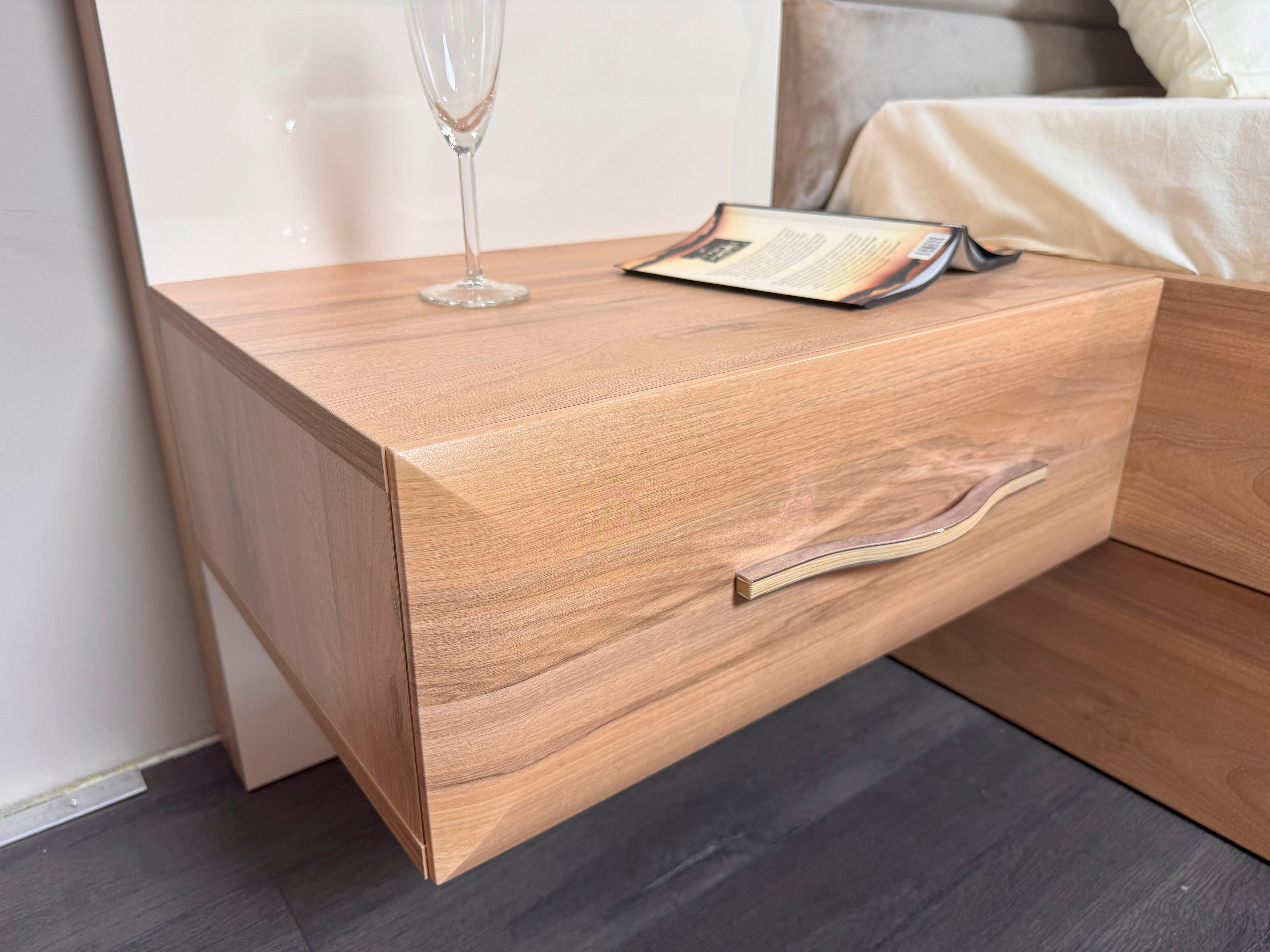 OTTO home Nachtkonsole Gala, beige hochglänzend UV lackiert und melaminbeschichtet, kratzfest (Schublade mit Soft-Close-Funktion, 56x47x100cm (BxTxH), mit Beleuchtung,wahlweise rechte oder linke Bedienung,FSC-zertifiziert