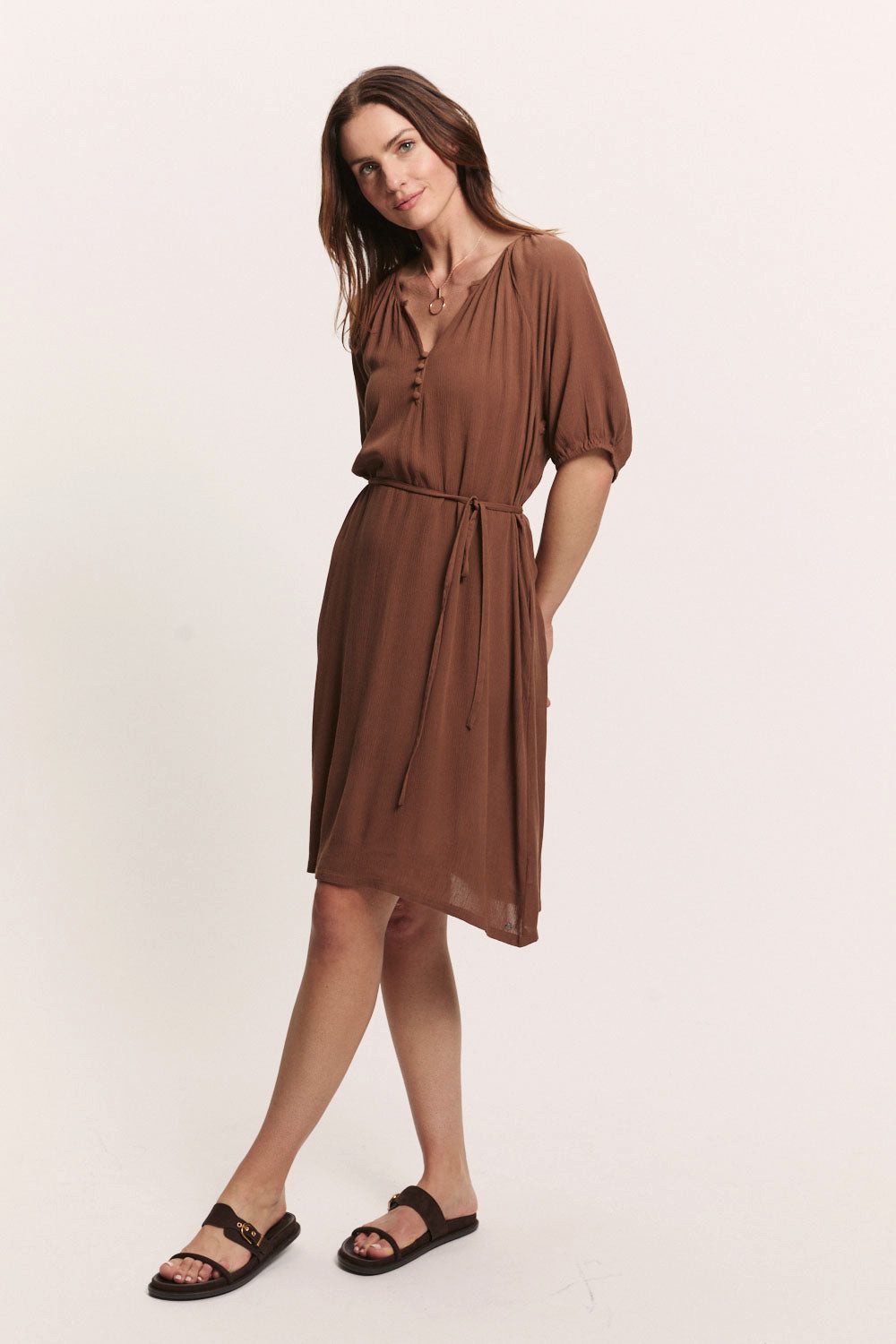 Tranquillo Sommerkleid Kleid Saraaah aus Crinkel EcoVero™ Viskose Crinkle-EcoVero™-Kleid mit flexiblem Bindegürtel