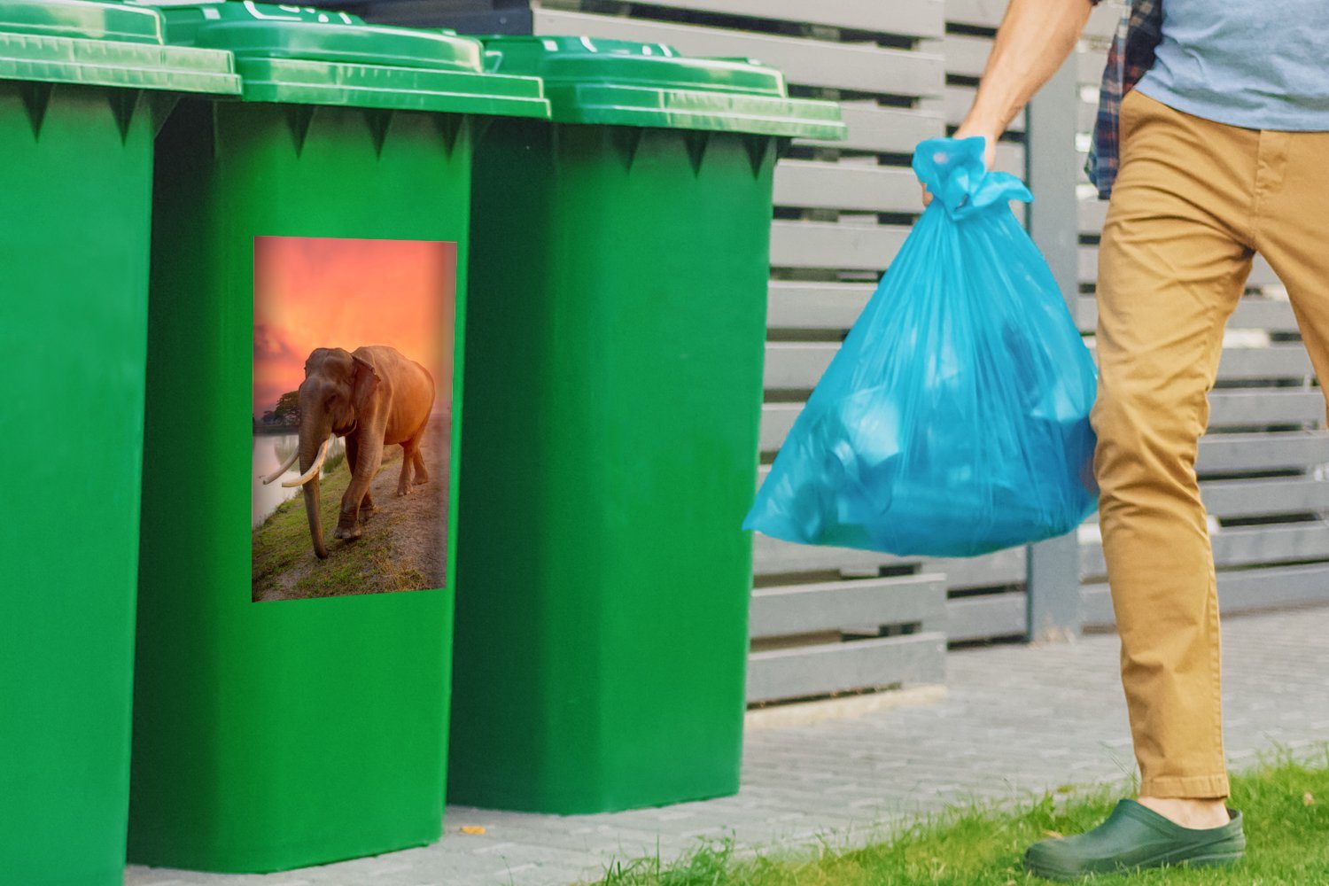 Sticker, Natur St), Mülltonne, Wasser - Elefant - MuchoWow Sonnenuntergang Container, Tiere - (1 - Mülleimer-aufkleber, Wandsticker Abfalbehälter