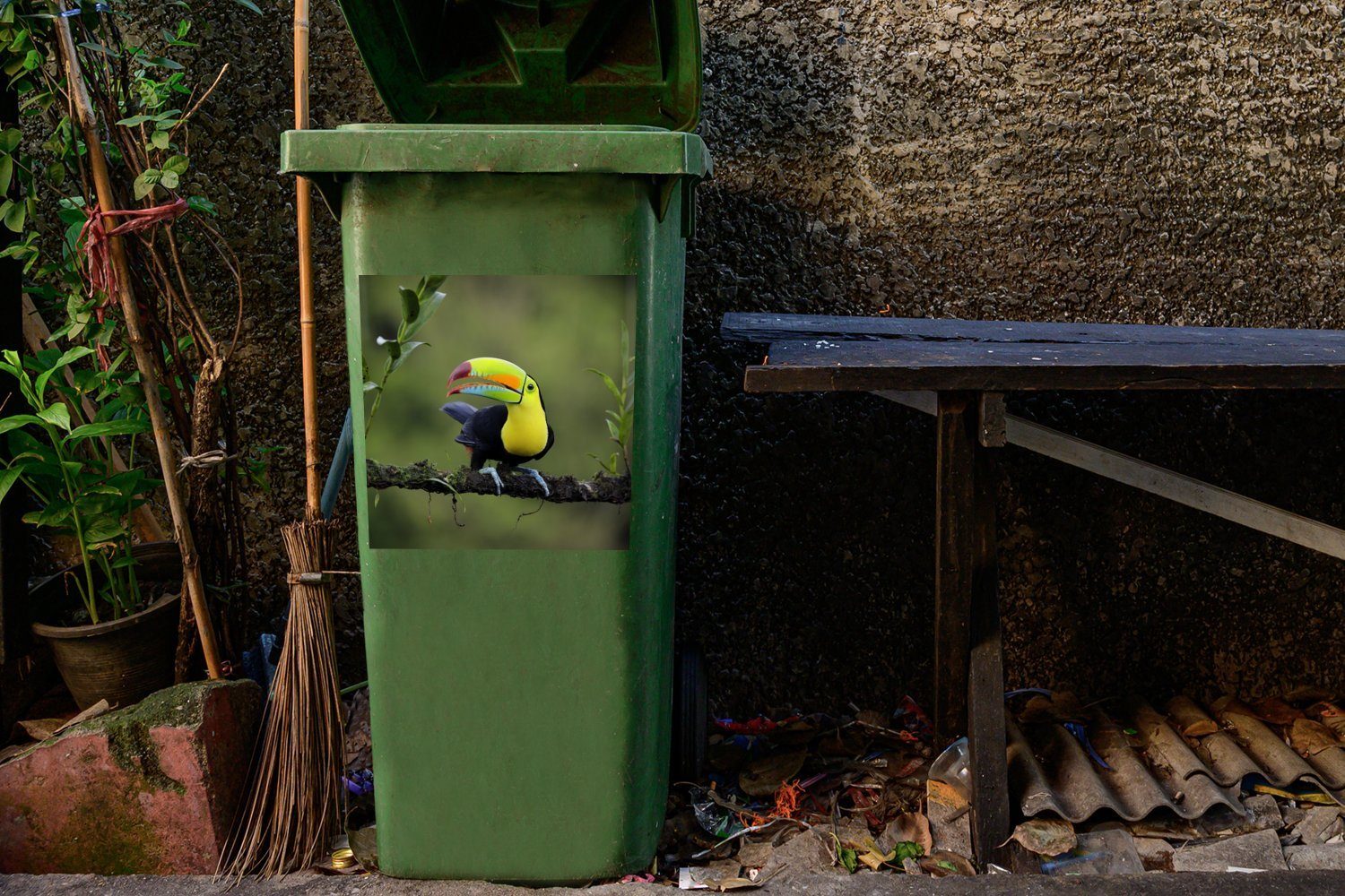 Wandsticker in Ein MuchoWow Grünanlage schönen Mülltonne, Tukan Container, Abfalbehälter (1 Ast auf einer Mülleimer-aufkleber, St), einem Sticker,