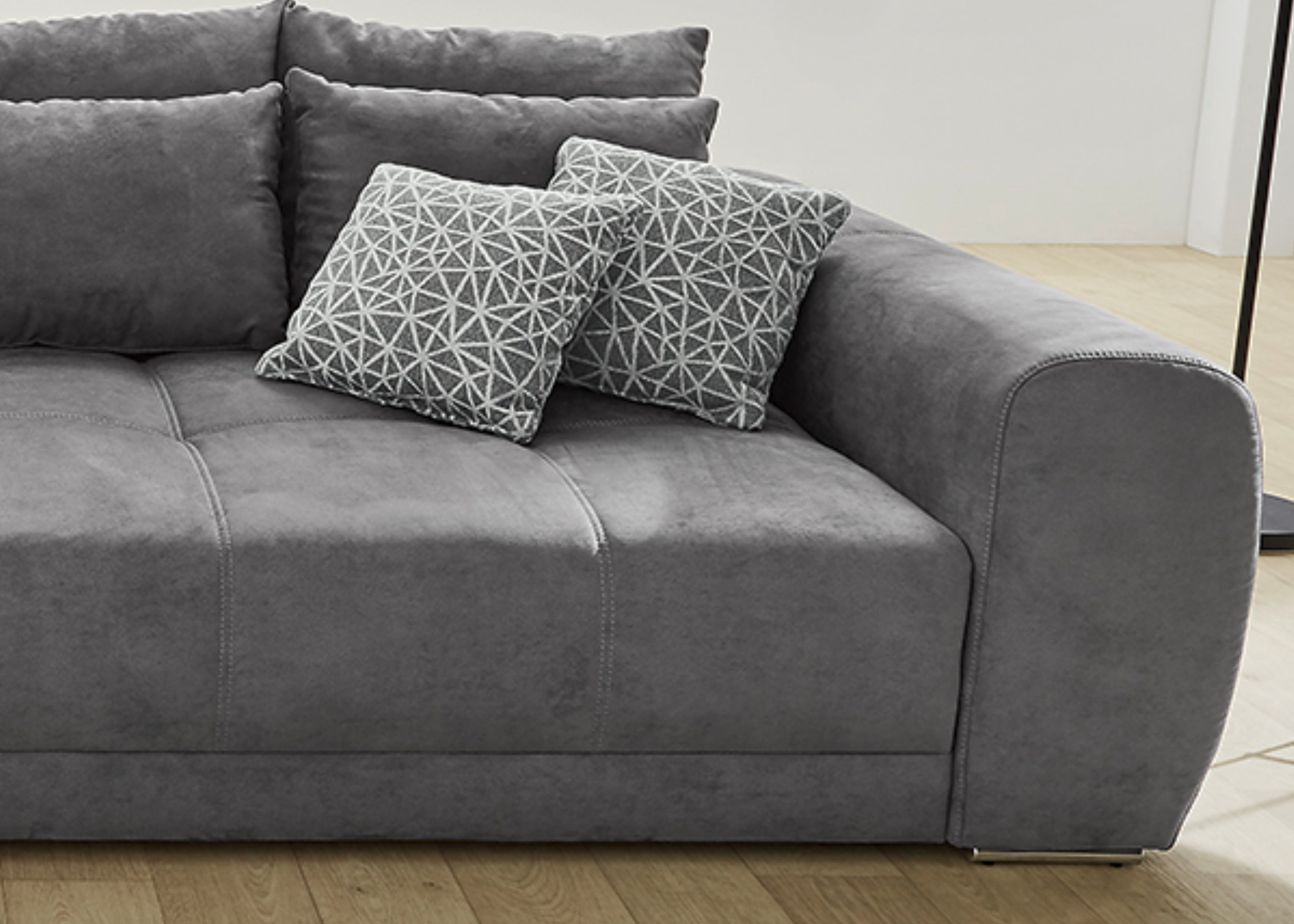 luma-home Big-Sofa 15114, XXL-Couch B306/T134/H86 cm, Liegefläche 120x240 cm, mit Federkernpolsterung, viele Kissen, markante Steppungen, Mikrofaserstoff Grau