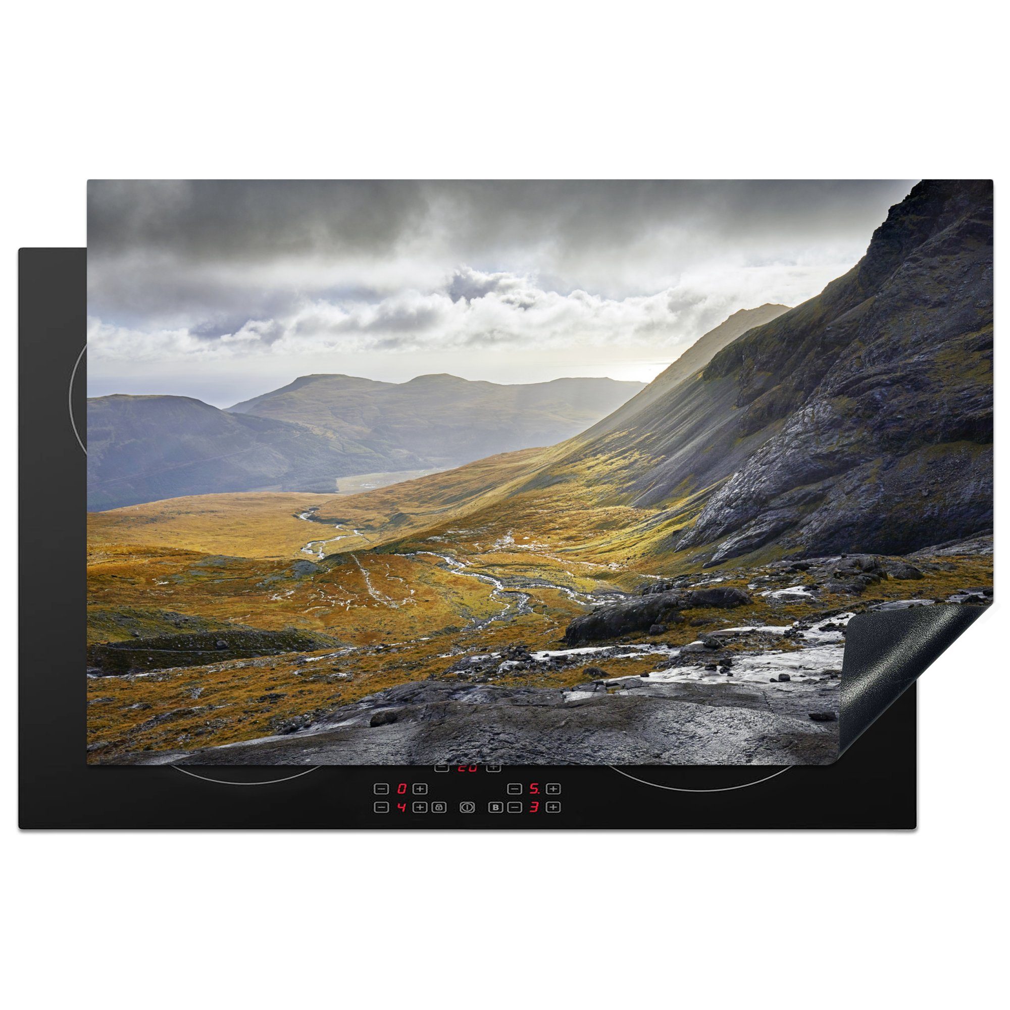 MuchoWow Herdblende-/Abdeckplatte Berge in die tlg), küche, einer Vinyl, schottischen für Schutz Ceranfeldabdeckung (1 81x52 Induktionskochfeld Landschaft, cm