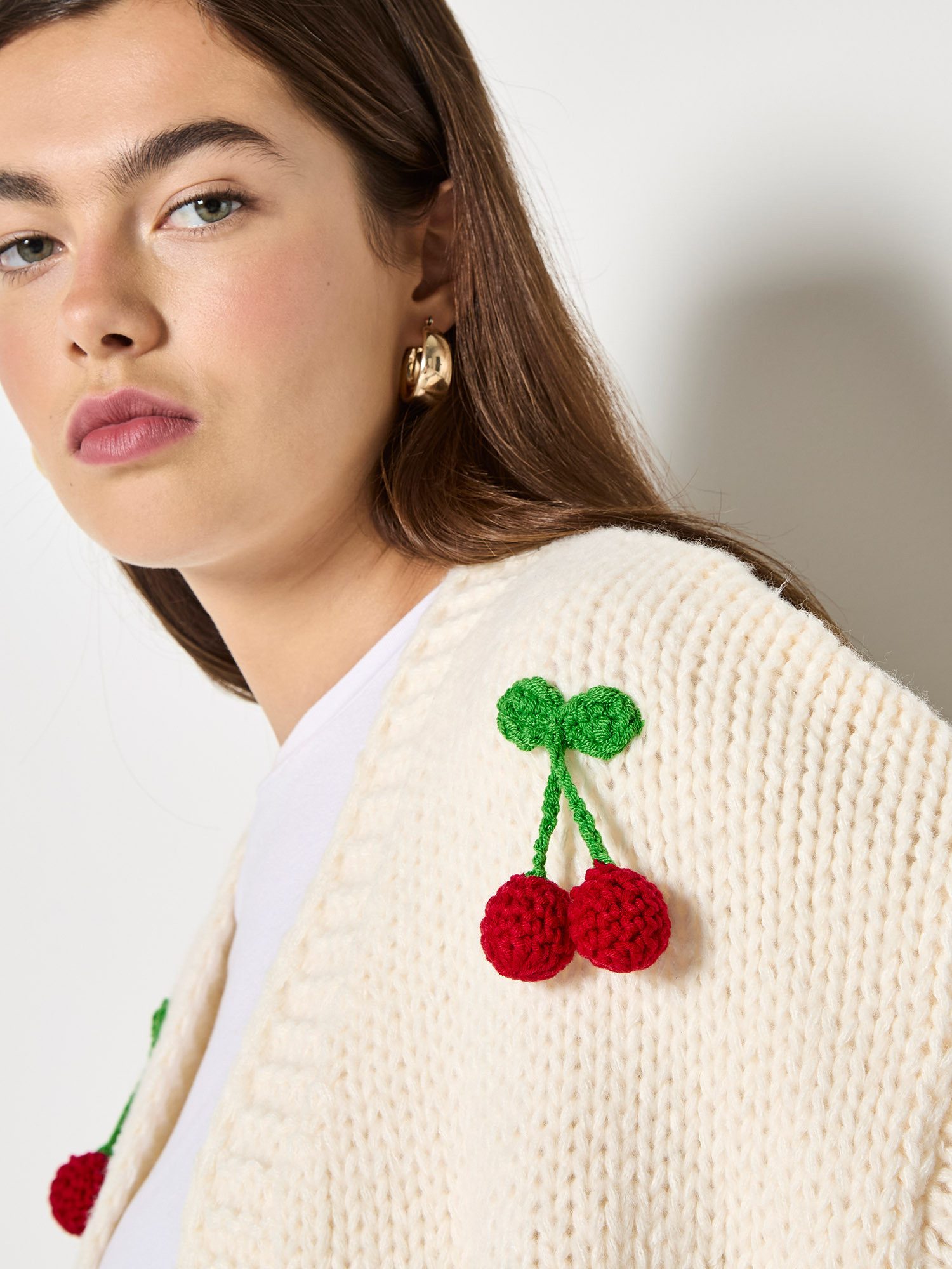 Apricot Cardigan Grobe Strickjacke mit Kirschmuster und Häkelverzierung – Bild 4 von 5