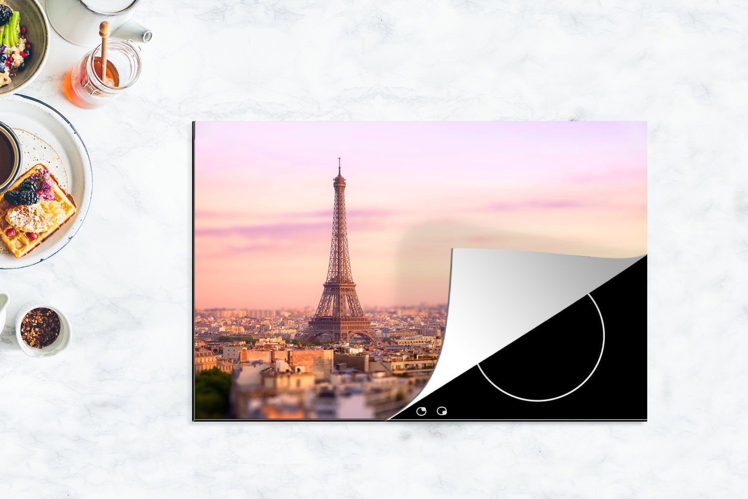 Ceranfeldabdeckung tlg), Paris Blick 81x52 aufragenden mit die Schutz dem Induktionskochfeld Eiffelturm, (1 Vinyl, über cm, für MuchoWow küche, Herdblende-/Abdeckplatte darüber