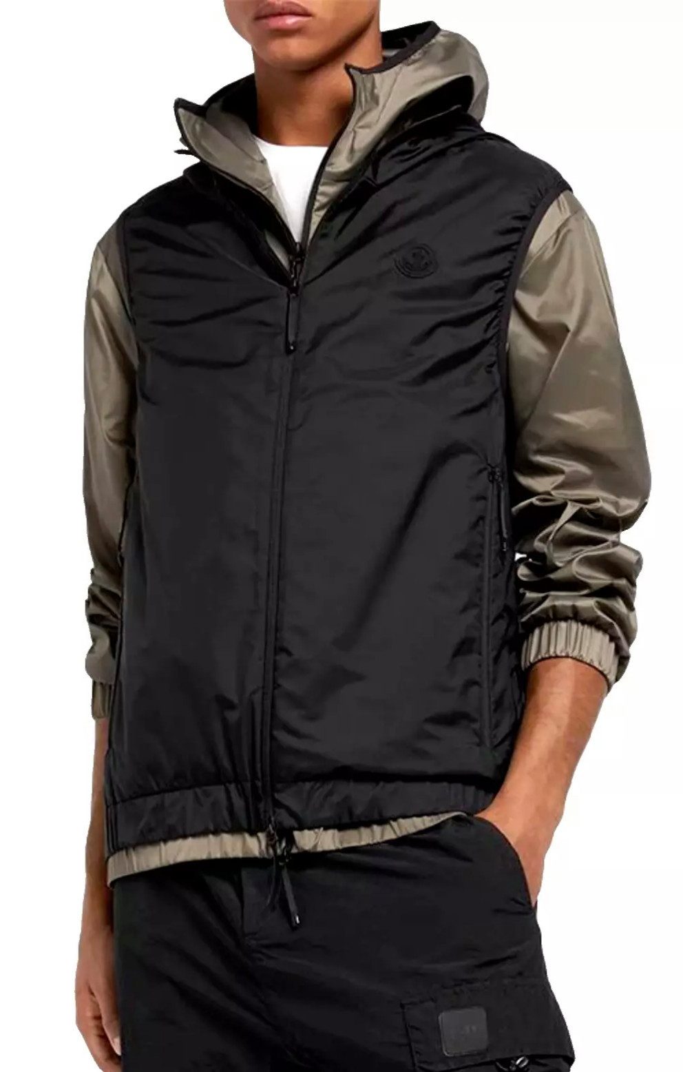 MONCLER Funktionsweste Vallese Unisex Jacke Mit einer praktischen Kapuze, ideal für alle Wetterlagen