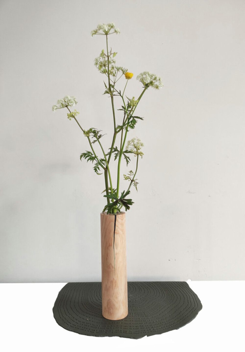 UE Stock Dekovase Handgefertigte Vase aus Baumstämmen 24 cm hoch mit schwarze Epoxidharz, Blickfang in jedem Raum