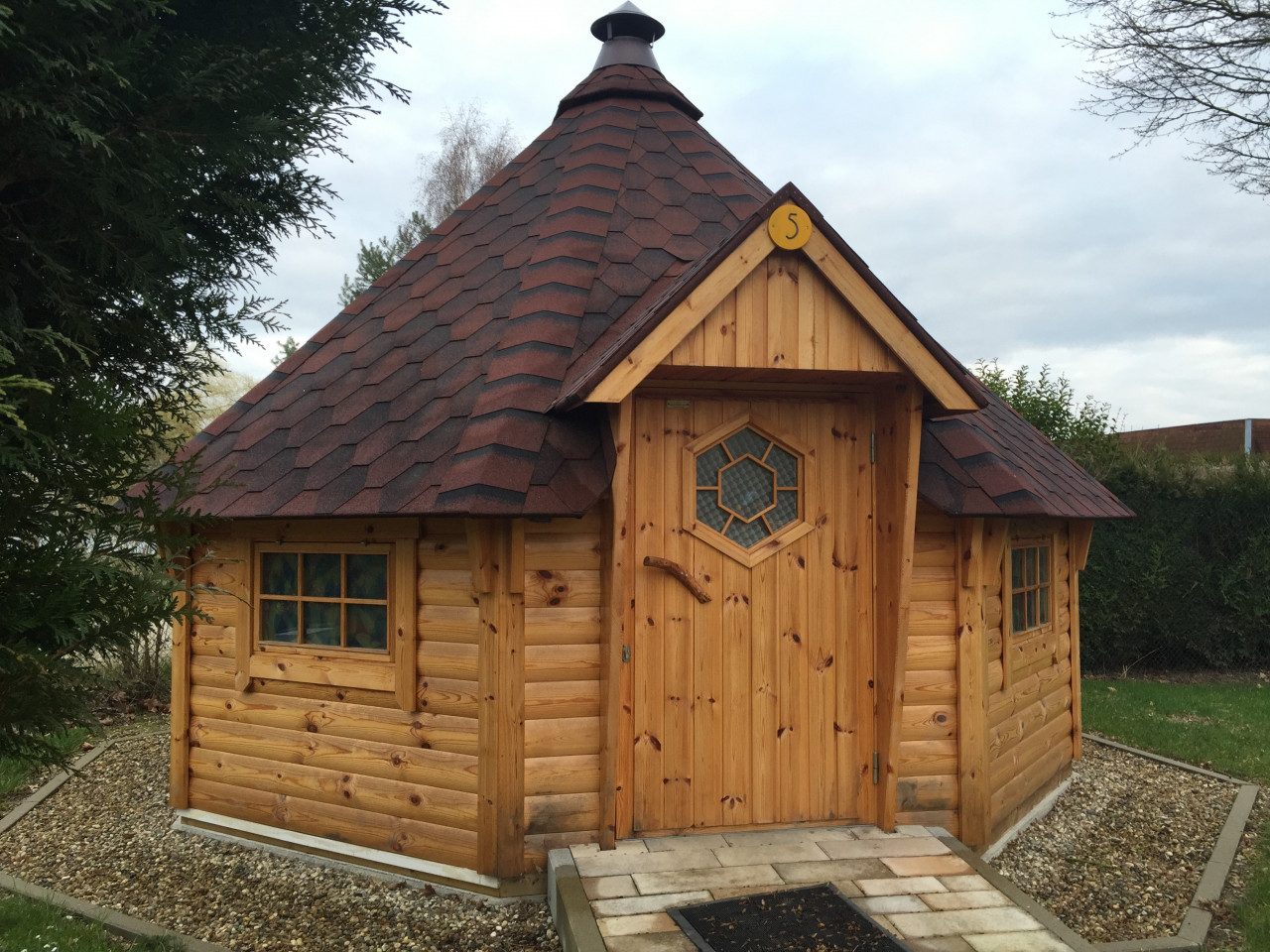 Finn Art Blockhaus Grillkota Grillpavillon 8-eckig Deluxe 17 max. 21 Personen, BxT: 460x460 cm, Schindeln rot, mit Grillanlage