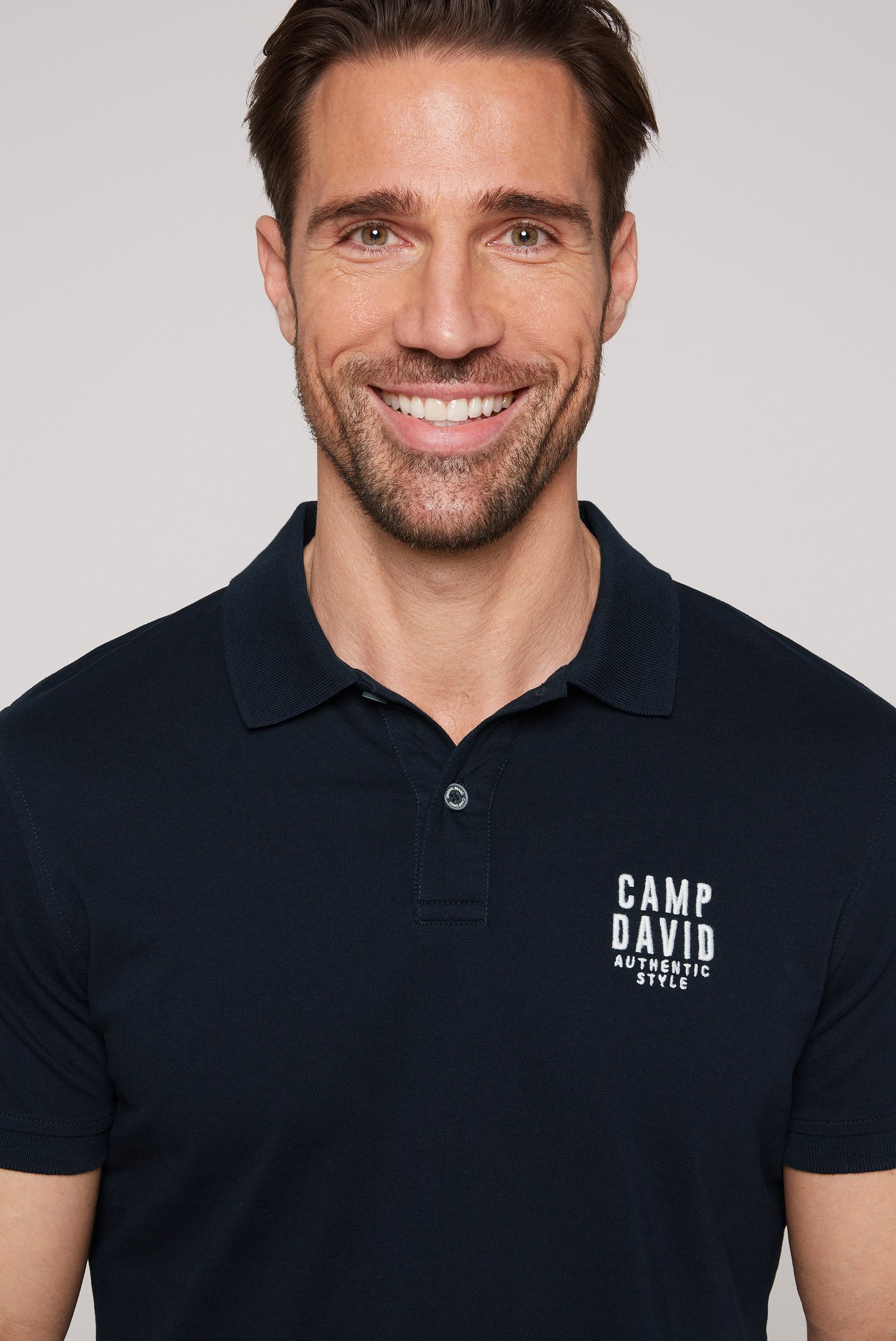 CAMP DAVID Poloshirt mit kleiner Logo-Stickerei auf Brusthöhe – Bild 3 von 5