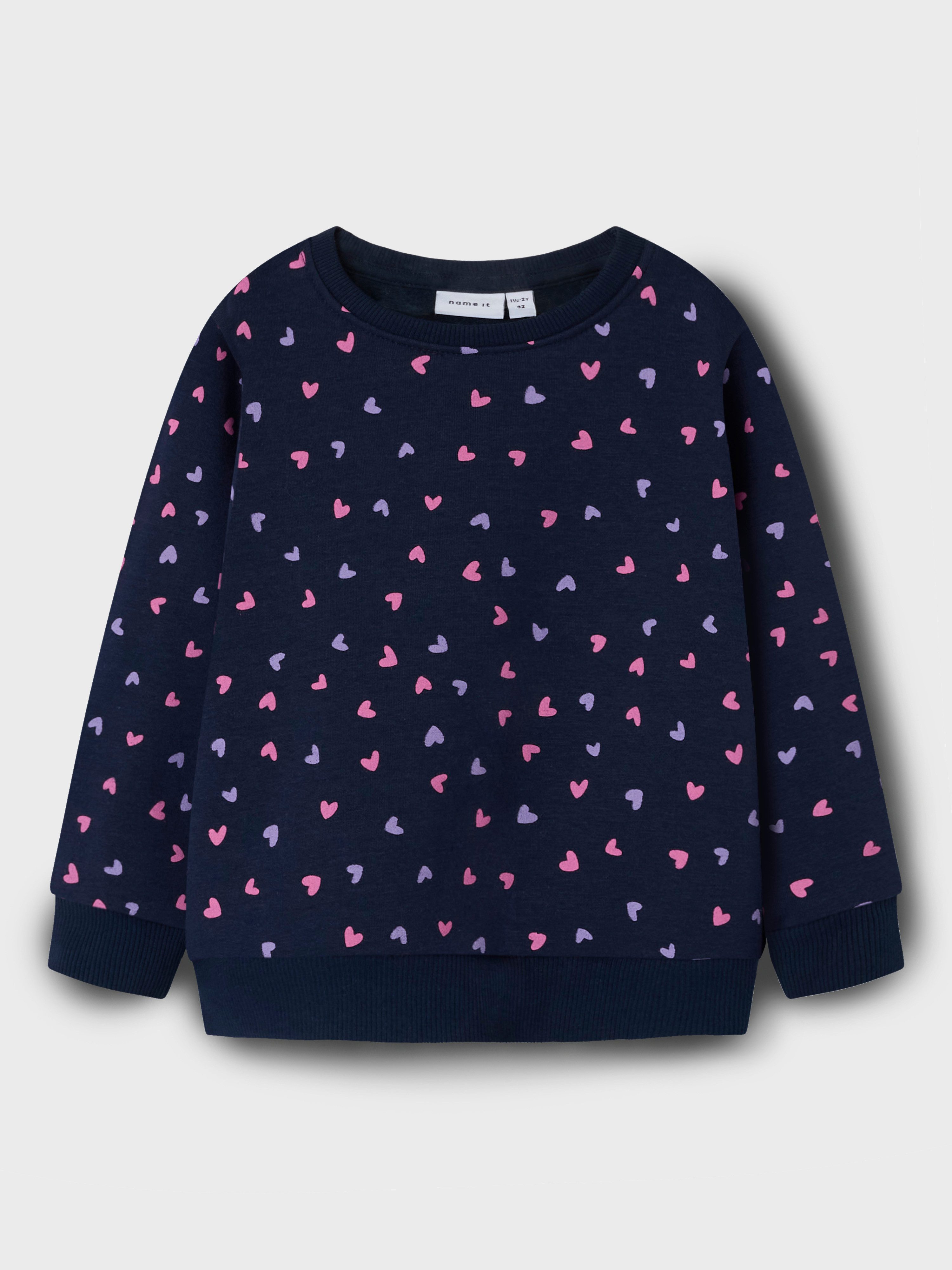 Name It Sweatshirt NMFDAVINA LS SWEAT FLEECE BRU NOOS in klassischer Form und mit tollem Alloverprint