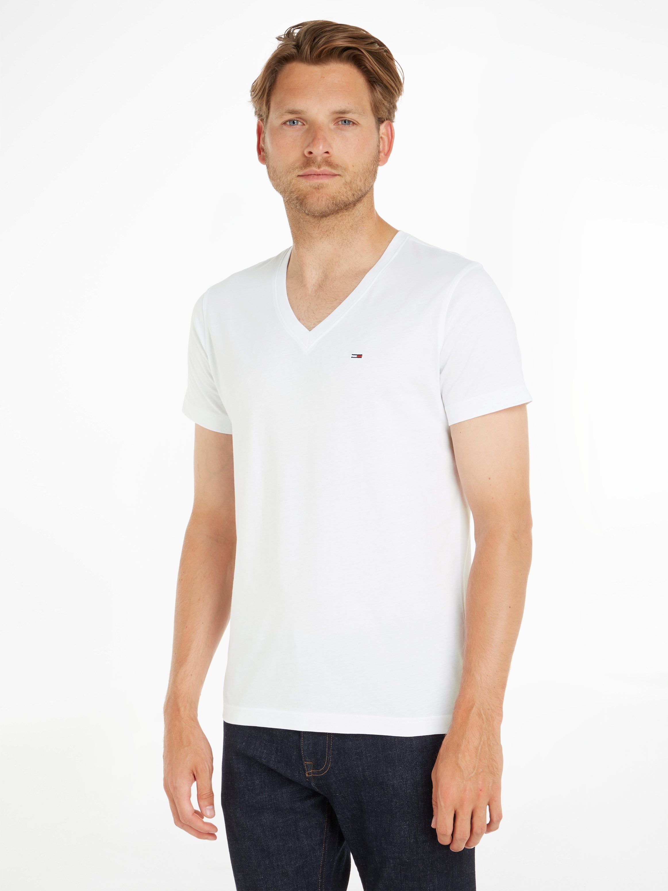 Tommy Jeans T-Shirt TJM ORIGINAL JERSEY V NECK TEE mit V-Ausschnitt und dezenter Logo-Flag 100 classic white