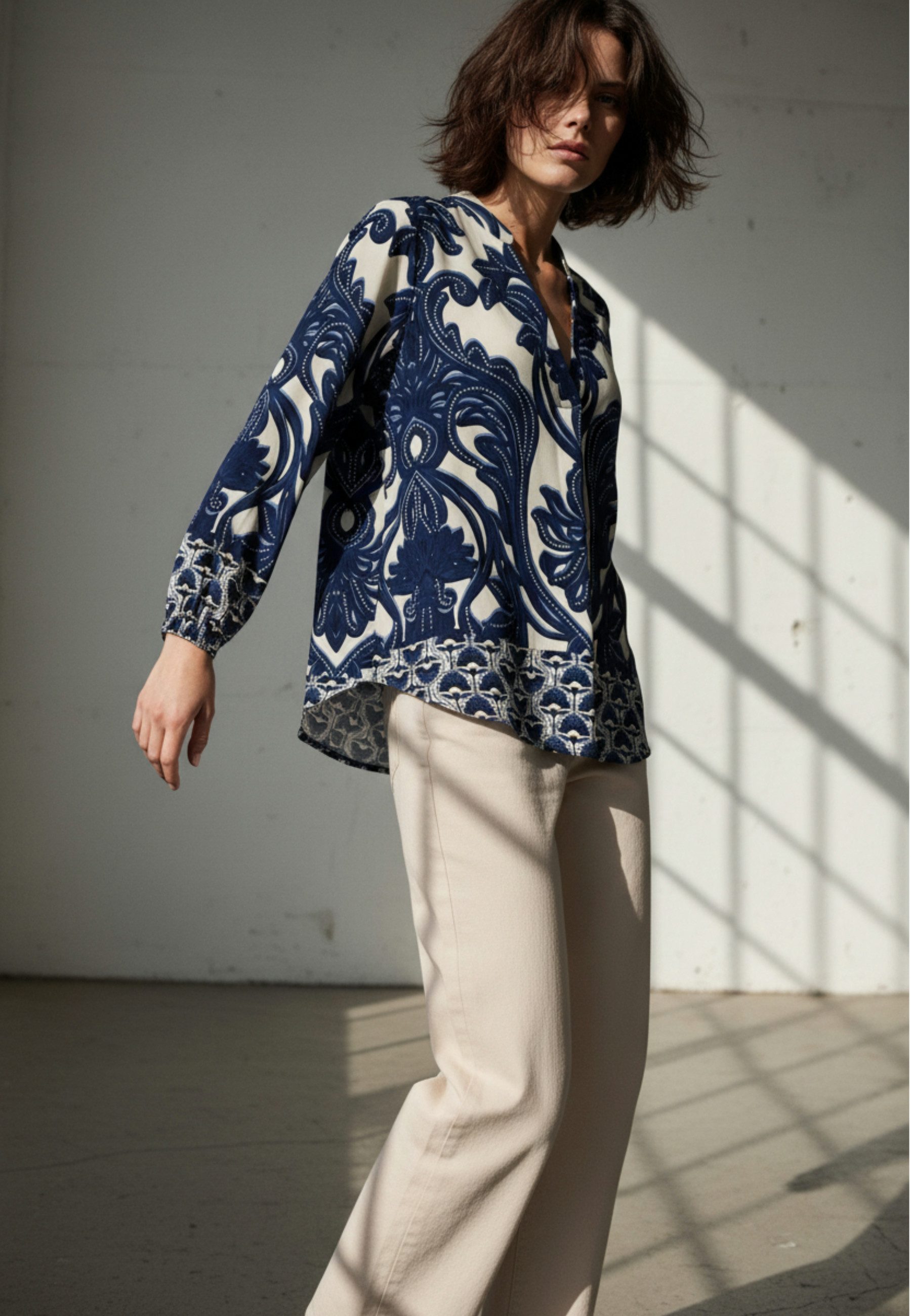 Andijamo-Fashion Schlupfbluse INDIGO FLOW Ausdrucksstarker Ornament-Print in Indigo