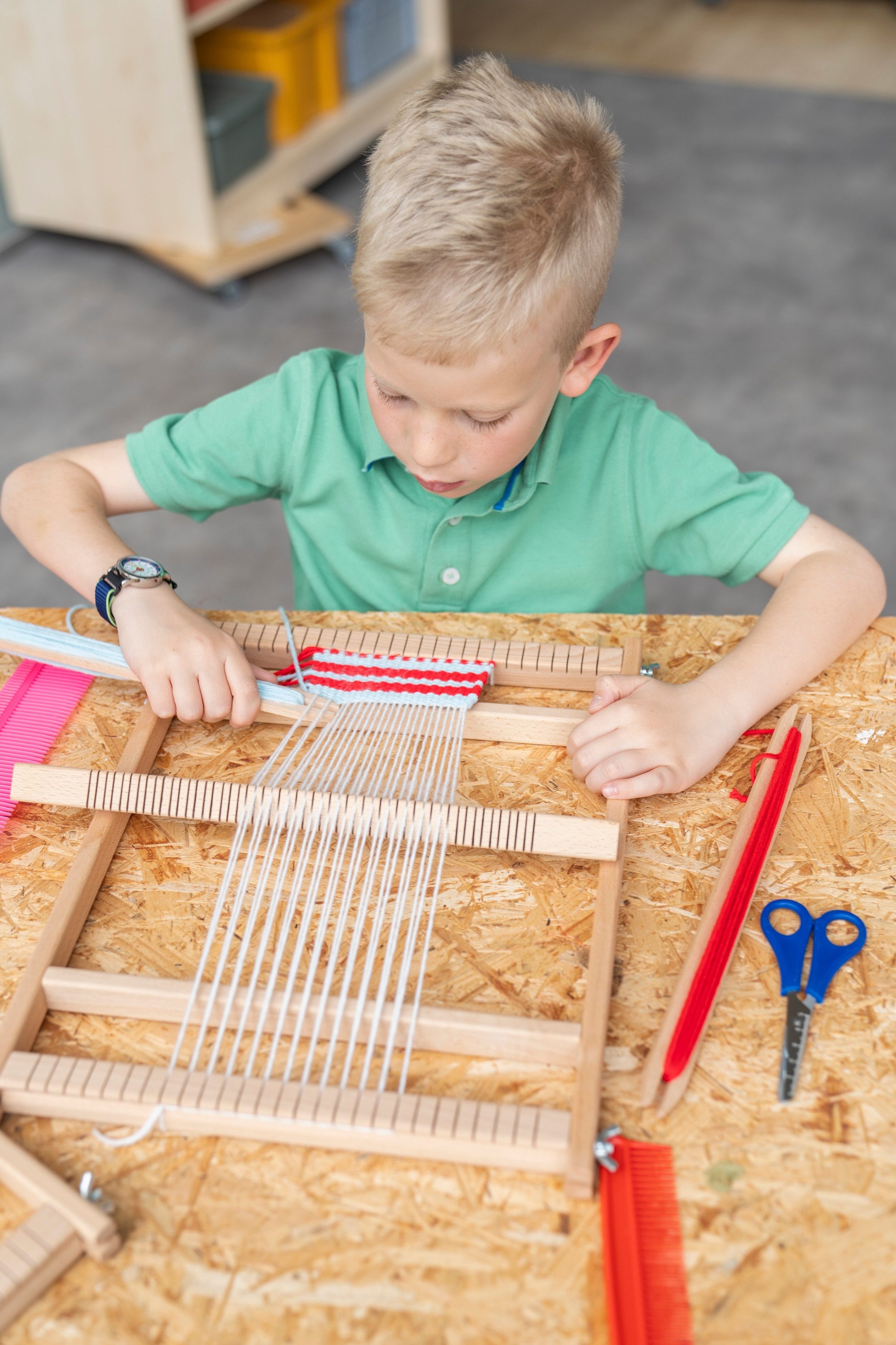 Betzold Lernspielzeug Großer Schul-Webrahmen – 30x40cm Web-Set für Kinder Basteln – Bild 3 von 5