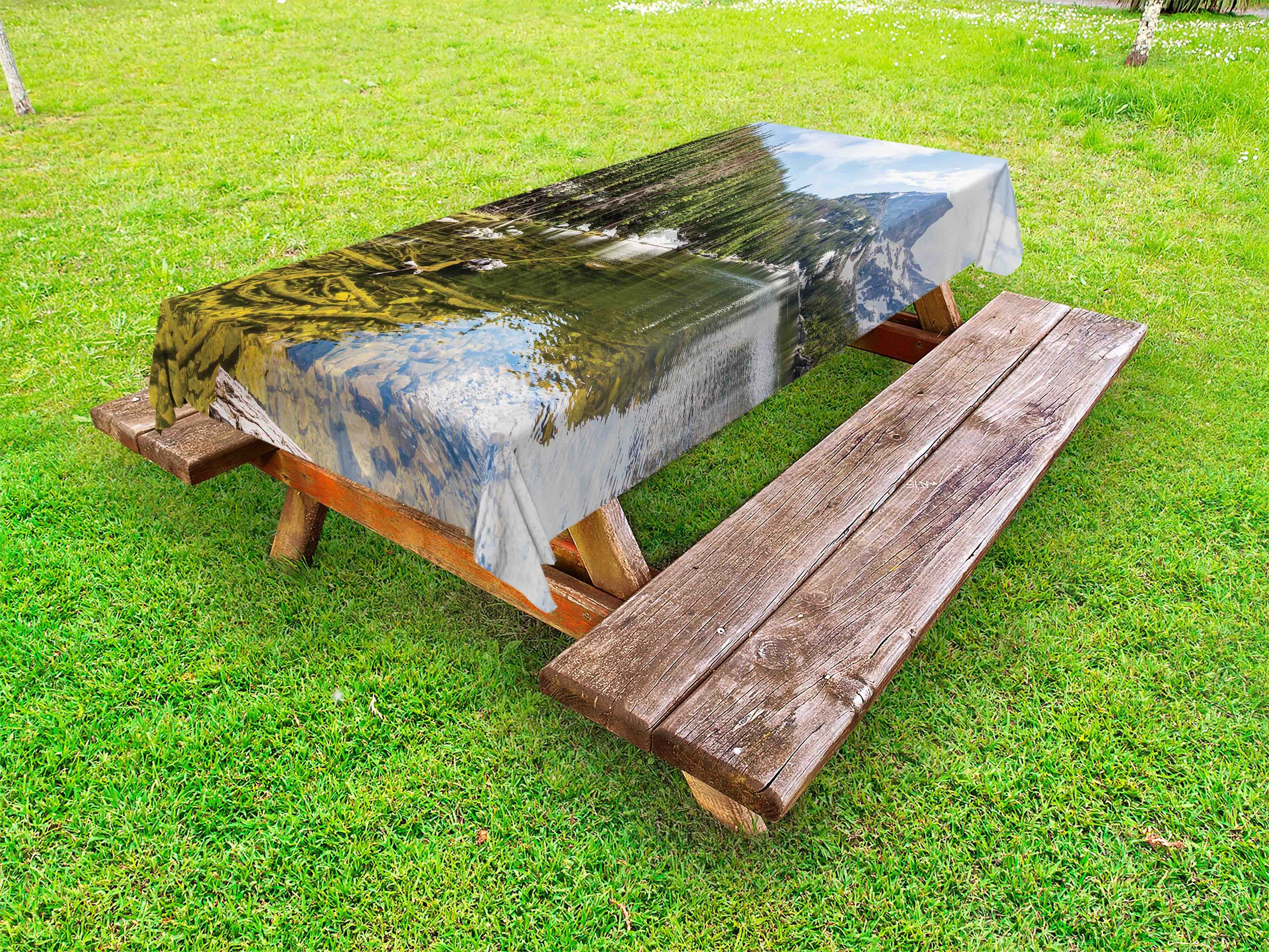 Abakuhaus Tischdecke dekorative waschbare Picknick-Tischdecke, Immergrün Berge und ein Fluss