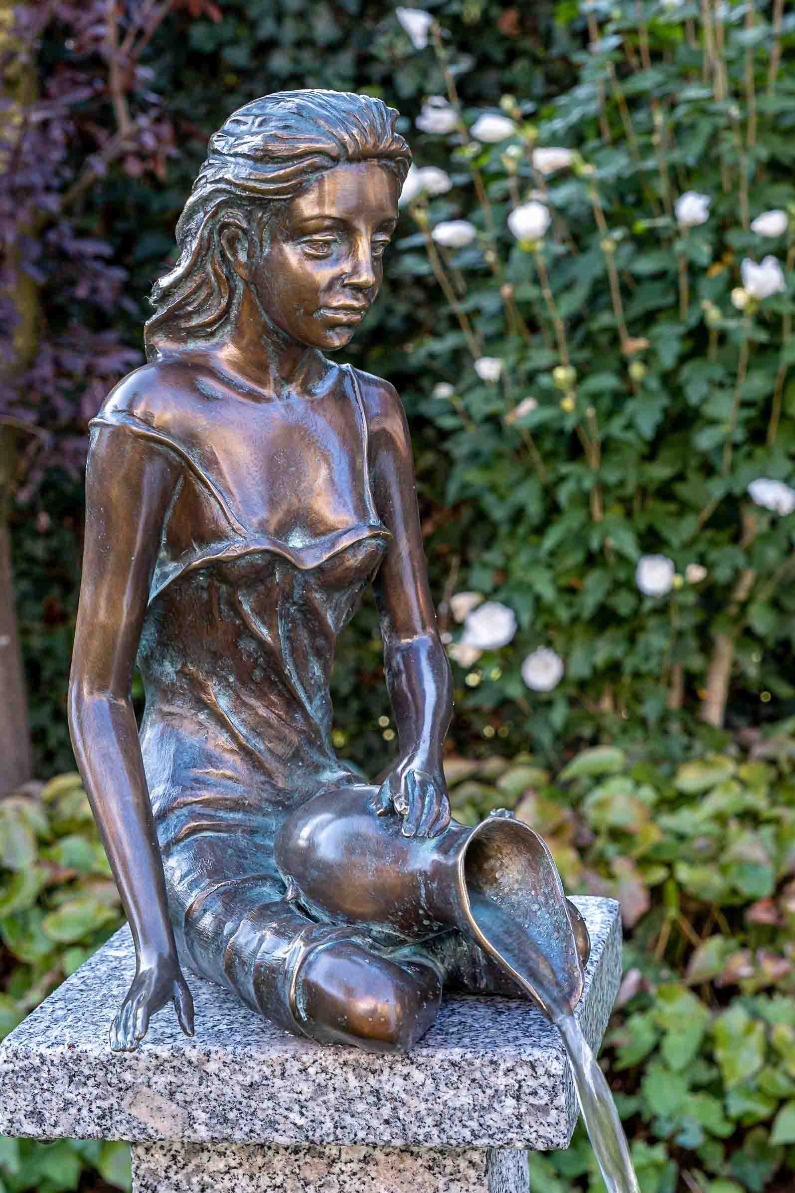IDYL Gartenfigur IDYL Rottenecker patiniert. Die – in – Elonie UV-Strahlung. Bronze Bronze Regen witterungsbeständig und gegossen – in gegen Modelle von robust Frost, sehr Hand Langlebig und Wachsausschmelzverfahren werden wasserspeiend, Bronze-Skulptur