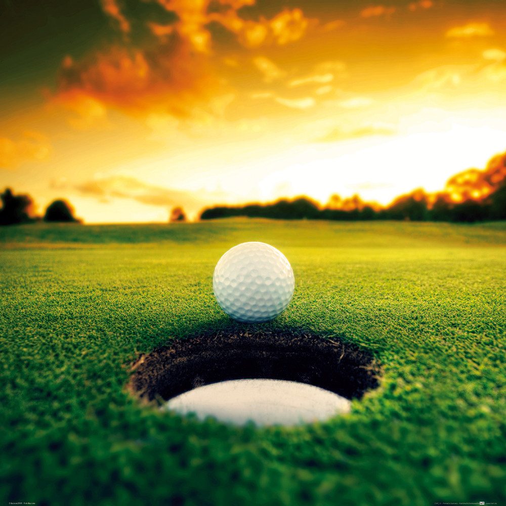 1art1 Poster Golf Kunstdruck Bild - Golfball An Der Loch-Kante (70 x 70 cm)