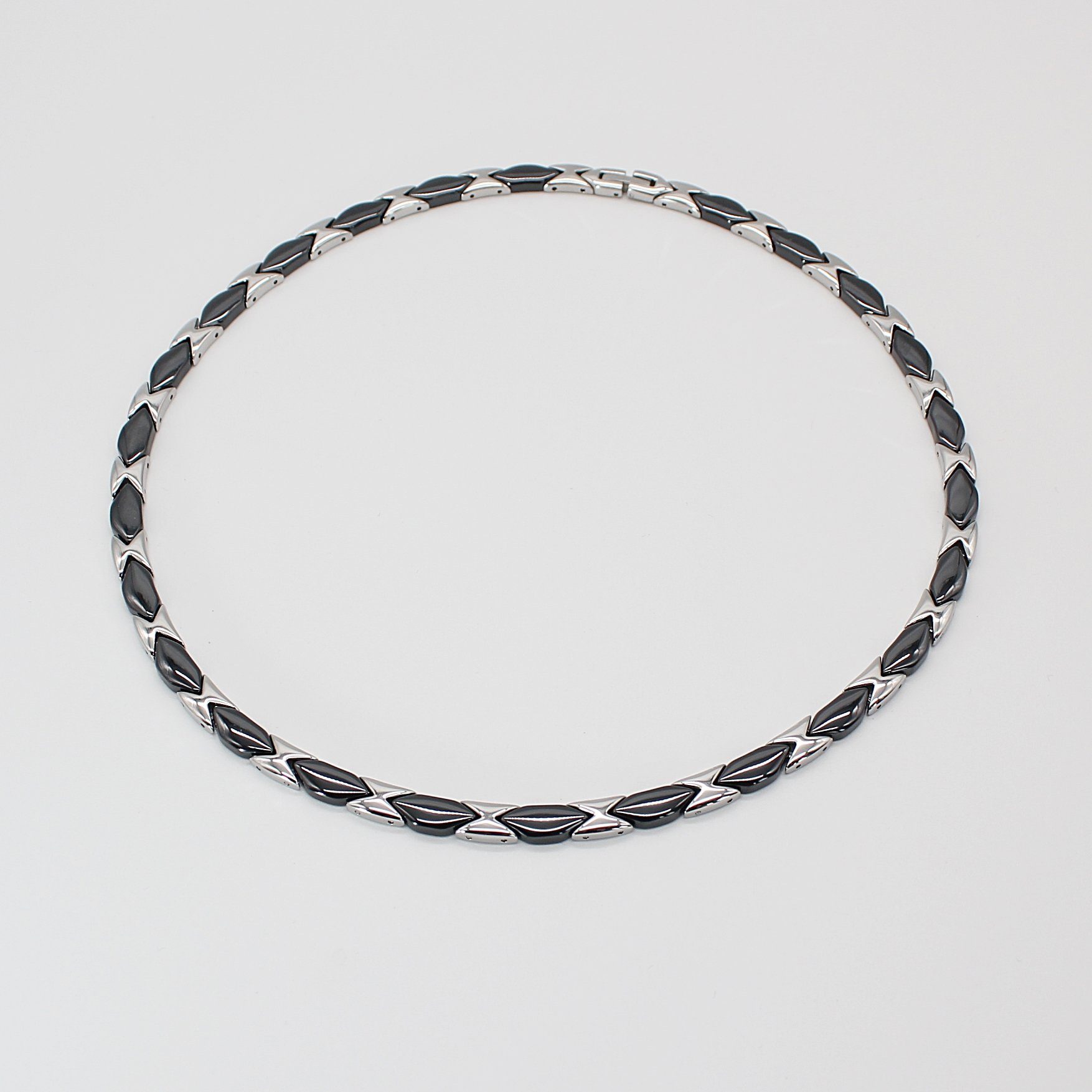 ELLAWIL Collier Collier / Halskette aus schwarzer Keramik / Edelstahl Damenkette (Kettenlänge 49 cm, Kettenbreite 6 mm x 3 mm), inklusive Geschenkschachtel