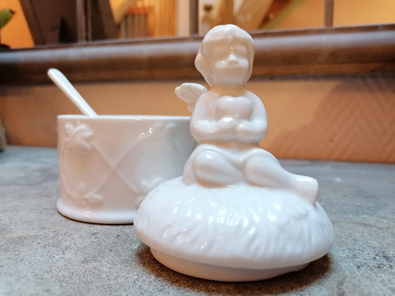 KRÖMER Privat Collektion Dekofigur Engel Porzellan auf kleiner Dose, Engel Figur
