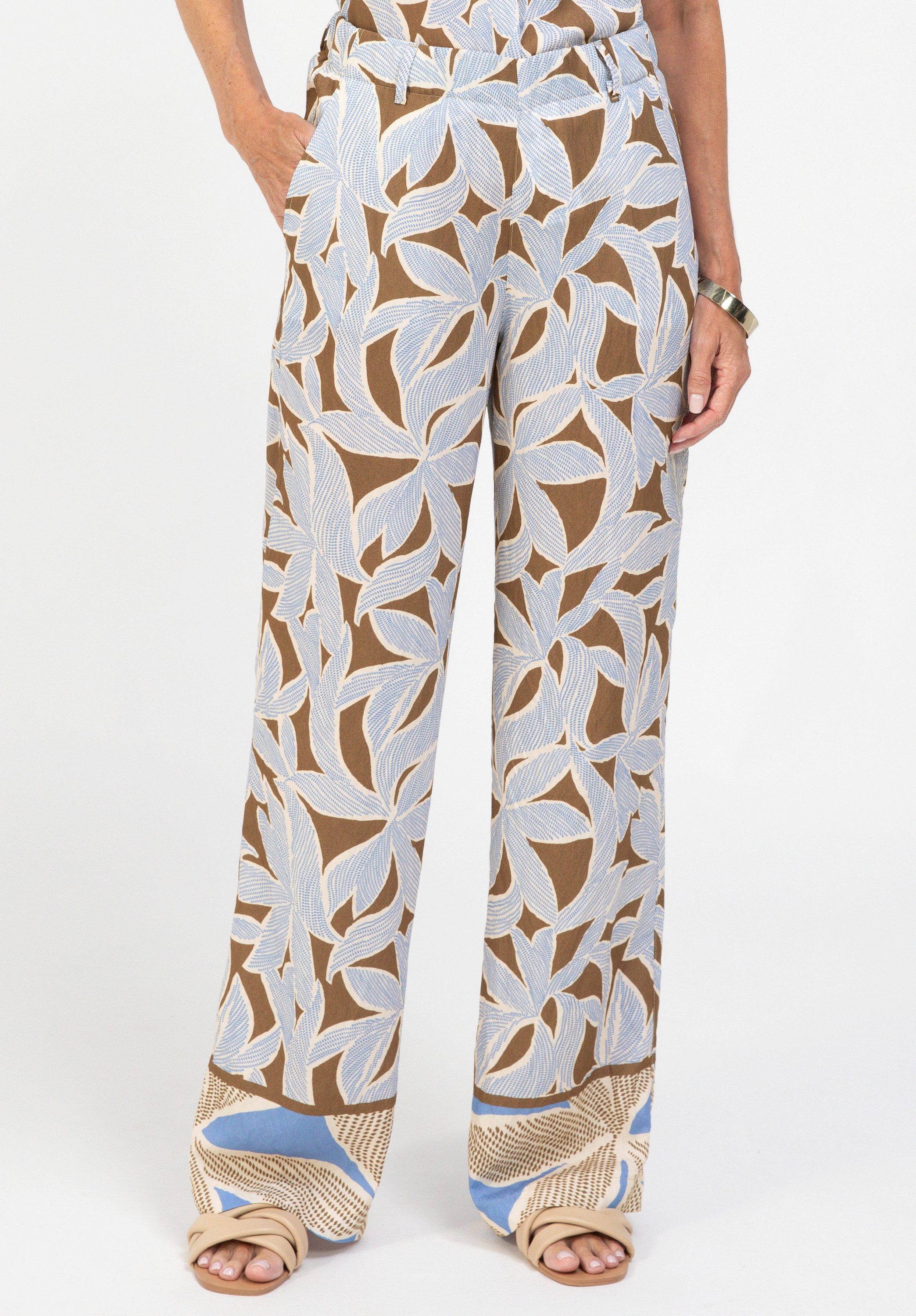 bianca Schlupfhose PARIGI mit weitem Bein und sommerlichen Allover-Print