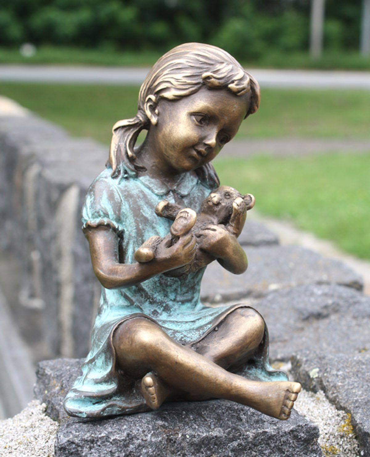 Bronzeskulpturen Skulptur Bronzefigur Mädchen mit Teddybär Wohndekoration