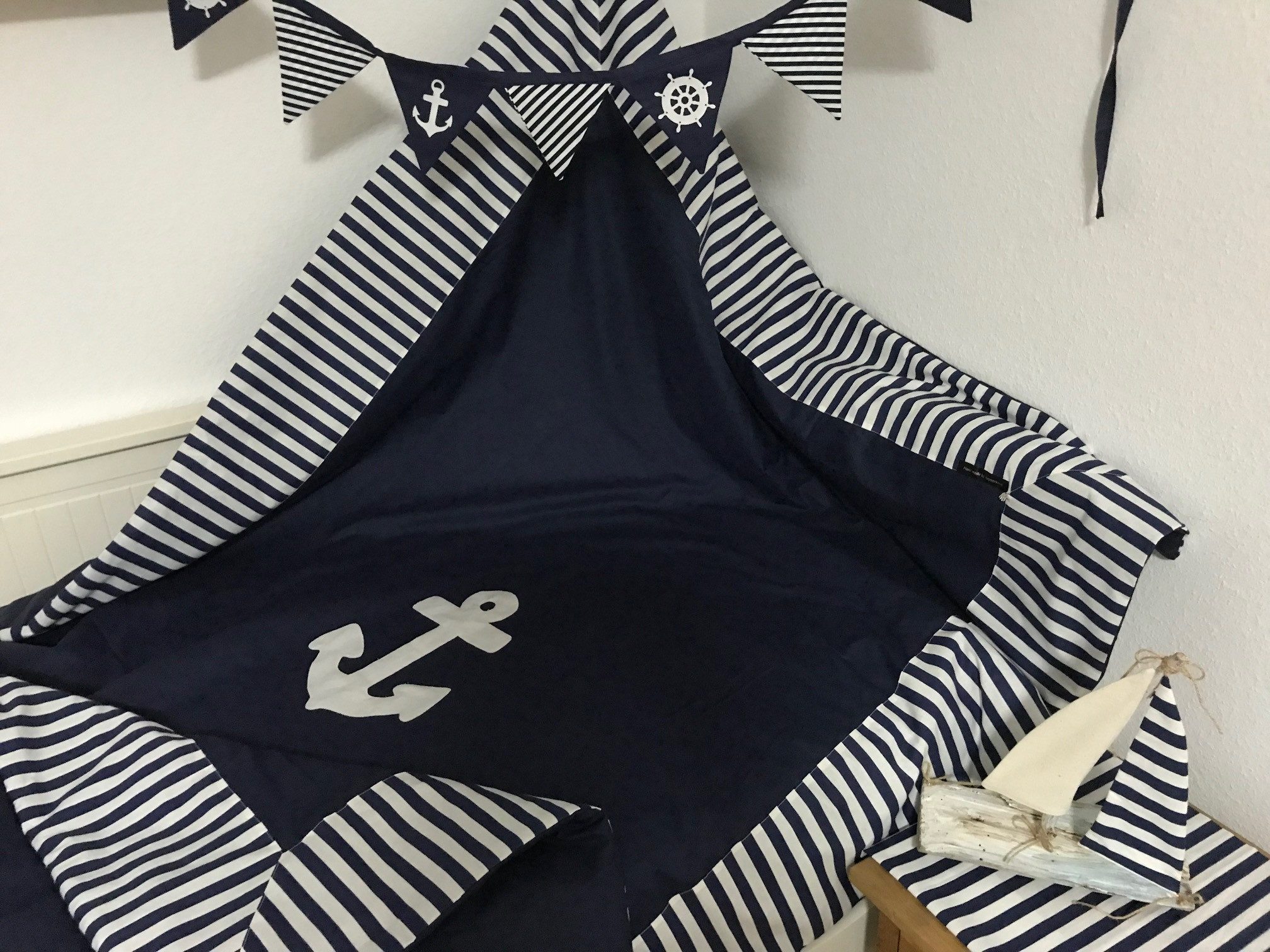 Ammerkind Tagesdecke Maritime Tagesdecke, weich wattiert (Volumenflies) aufwendig genäht, 100% Handarbeit