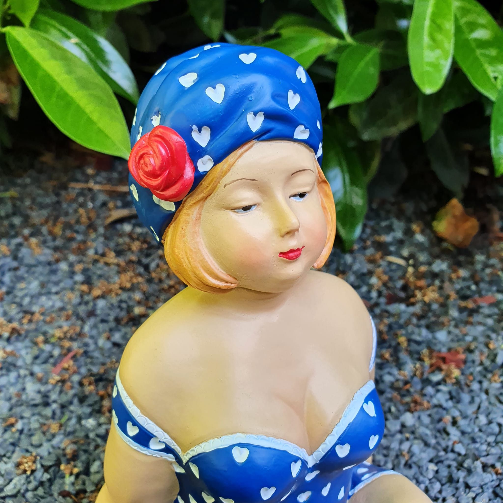 Aspinaworld Gartenfigur Badenixe Figur sitzend blau 20 cm – für Terrassenrand