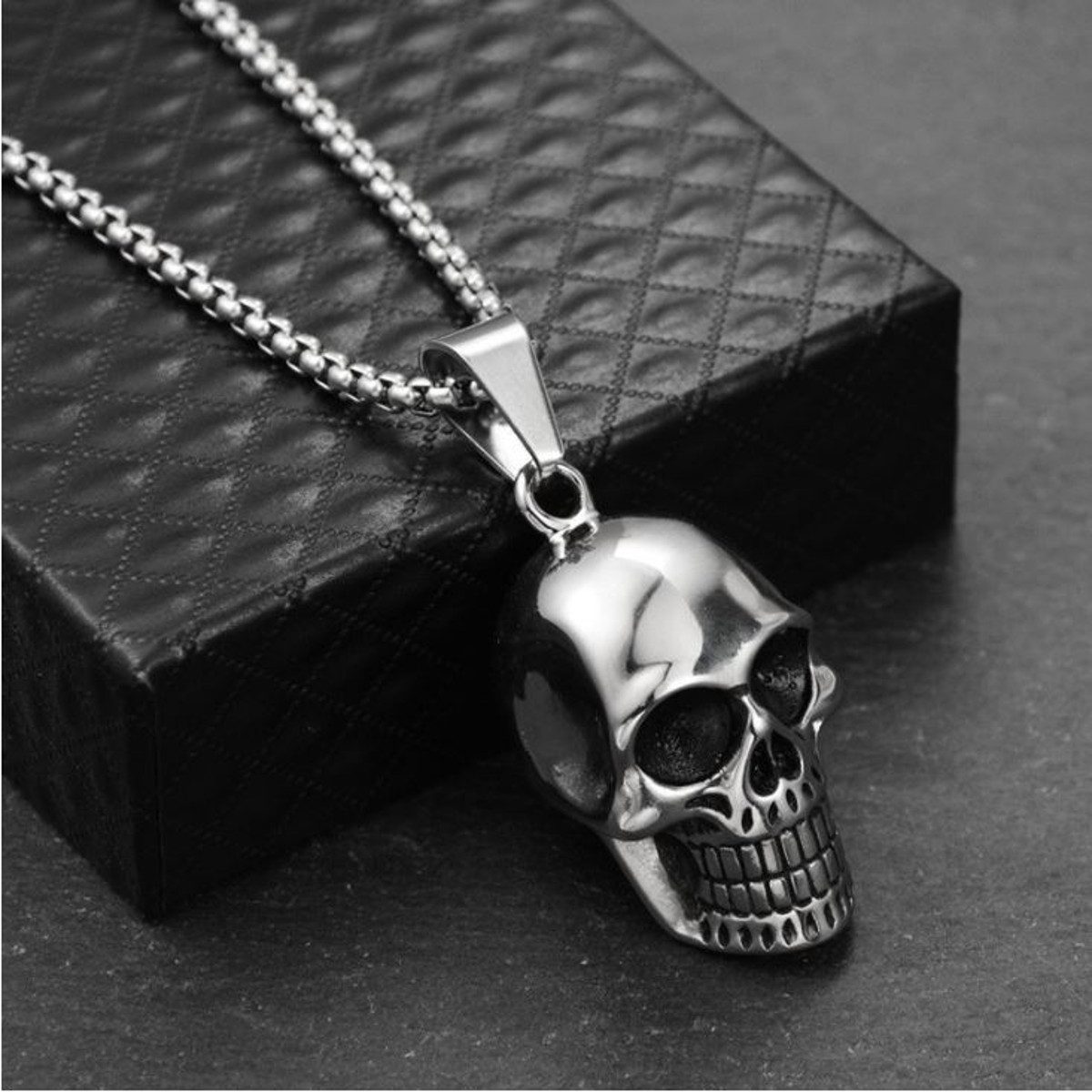 KARMA Edelstahlkette Halskette Herren mit Totenkopf Silber moderne Herrenkette Metall (Herrenkette, 1-tlg., Geschenk für Ihn Männer Herrenschmuck Halsschmuck), Herrenhalskette Skull Metallhalskette 60 cm
