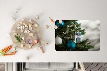 Platzset, Eine Nahaufnahme eines Weihnachtsbaums mit blauen und weißen Kugeln, MuchoWow, (6-St), Platzset, Platzdecken, Platzmatte, Tischmatten, Schmutzabweisend