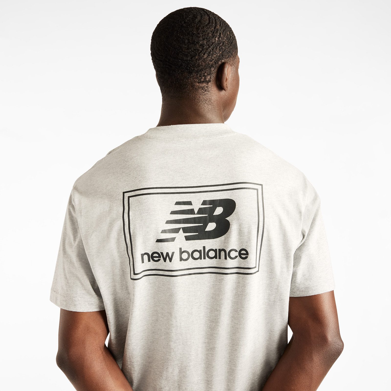New Balance T-Shirt WOVEN LABEL T-SHIRT aus Baumwolle, auch in großen Größen