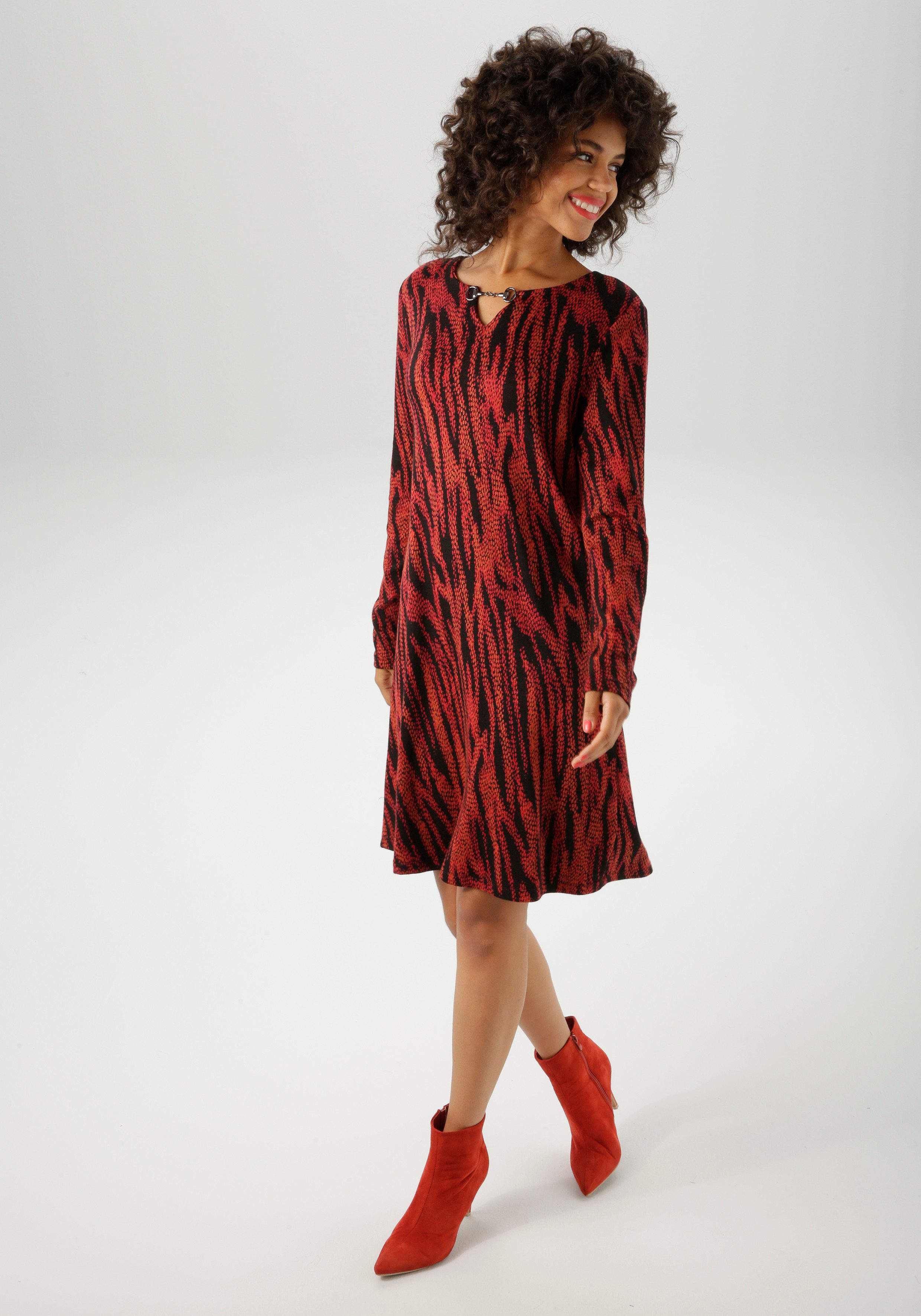 Aniston CASUAL Jerseykleid mit dekorativem Schmuckelement am Ausschnitt günstig online kaufen