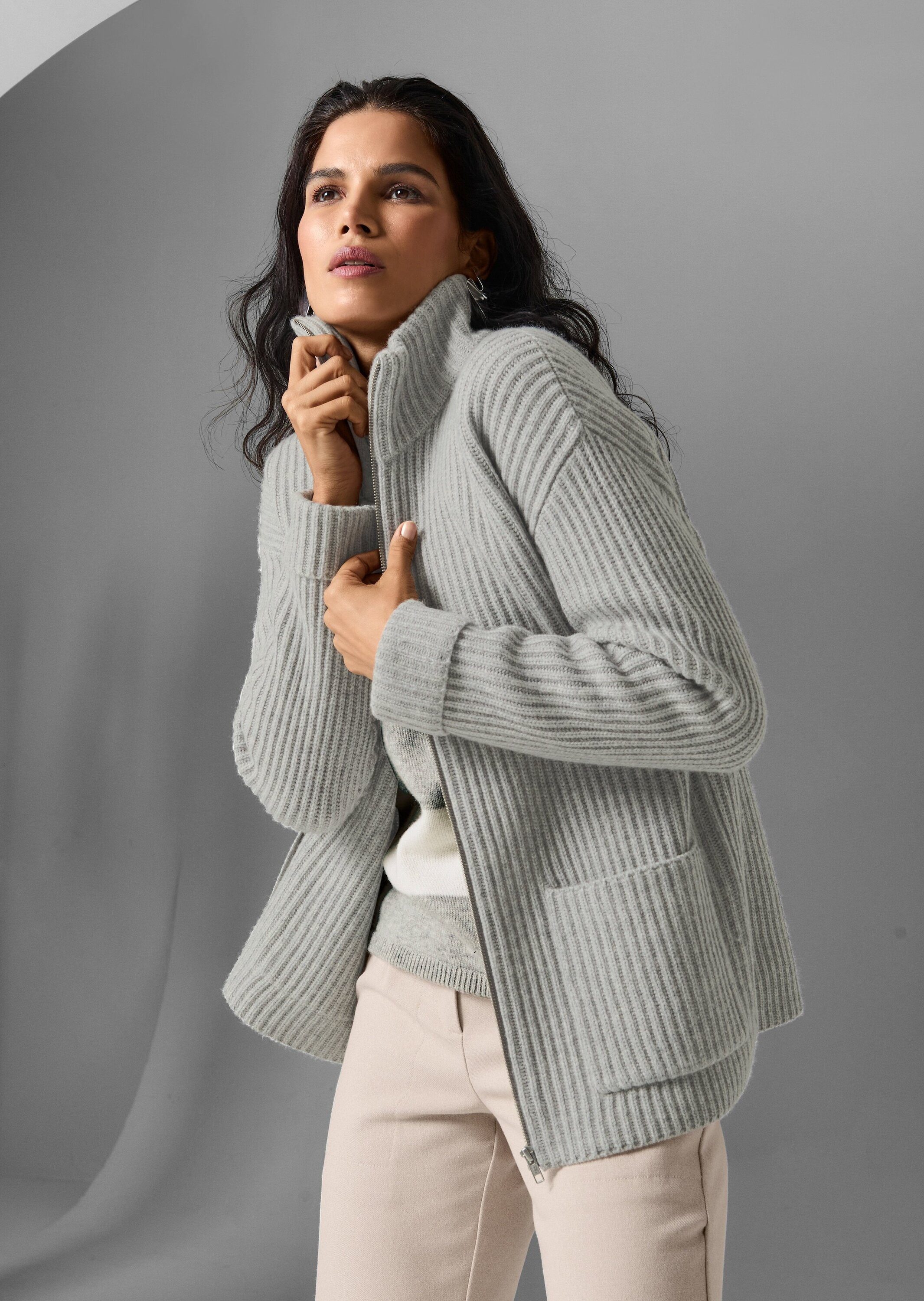 MADELEINE Strickjacke Weiche Wolljacke mit Reißverschluss Patentstrickjacke mit Stehkragen, Taschen und Langarm