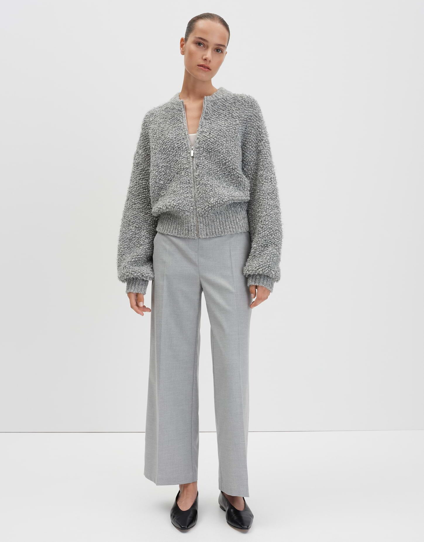 someday Stoffhose CEVIL CROPPEDs aus recyceltem Polyester Mix Knitterarm mit geradem Bein und Gummibund hinten