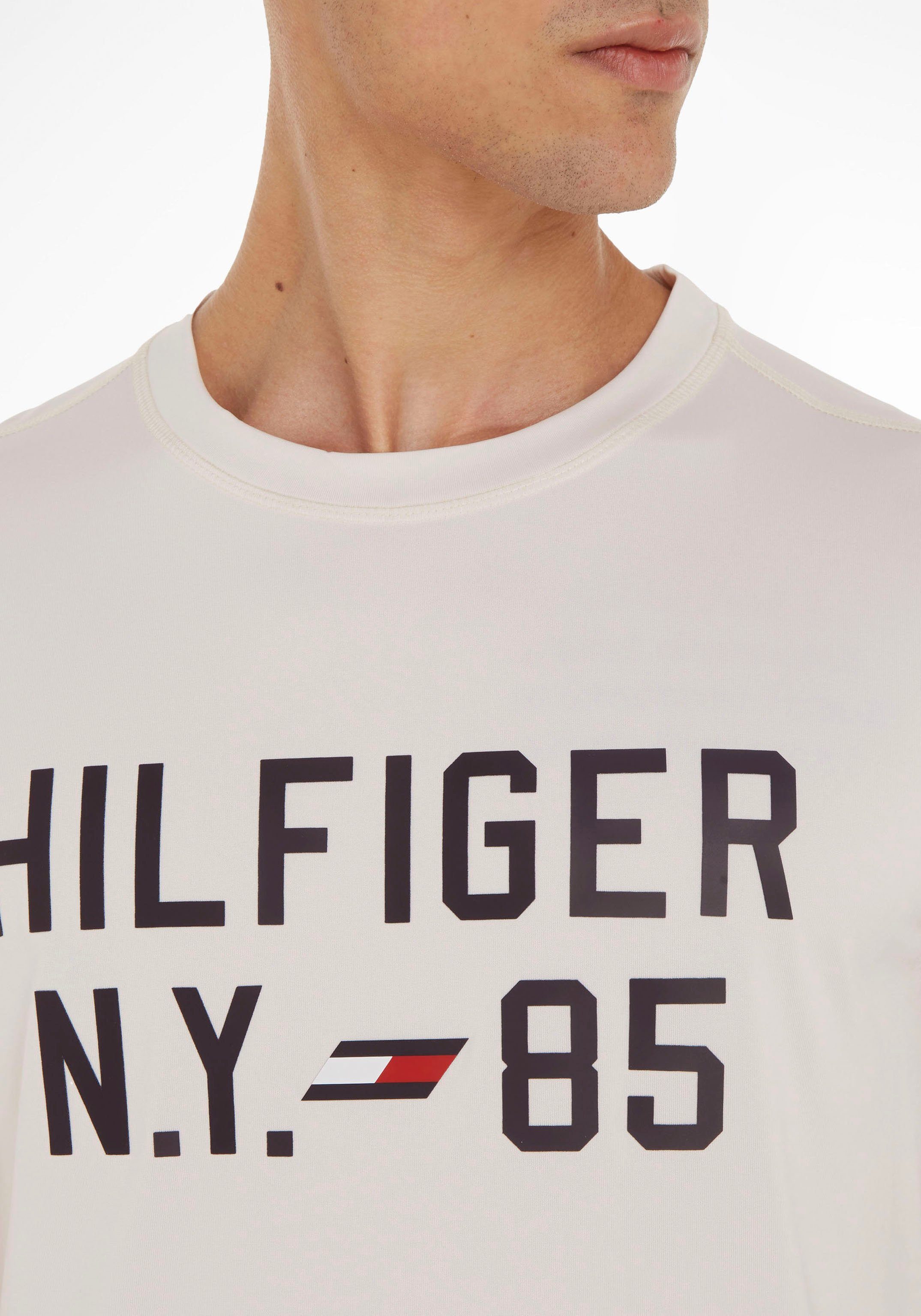 Tommy Sport großem Hilfiger Weathered GRAPHIC TEE TRAINING White Logodruck mit Trainingsshirt Hilfiger Tommy