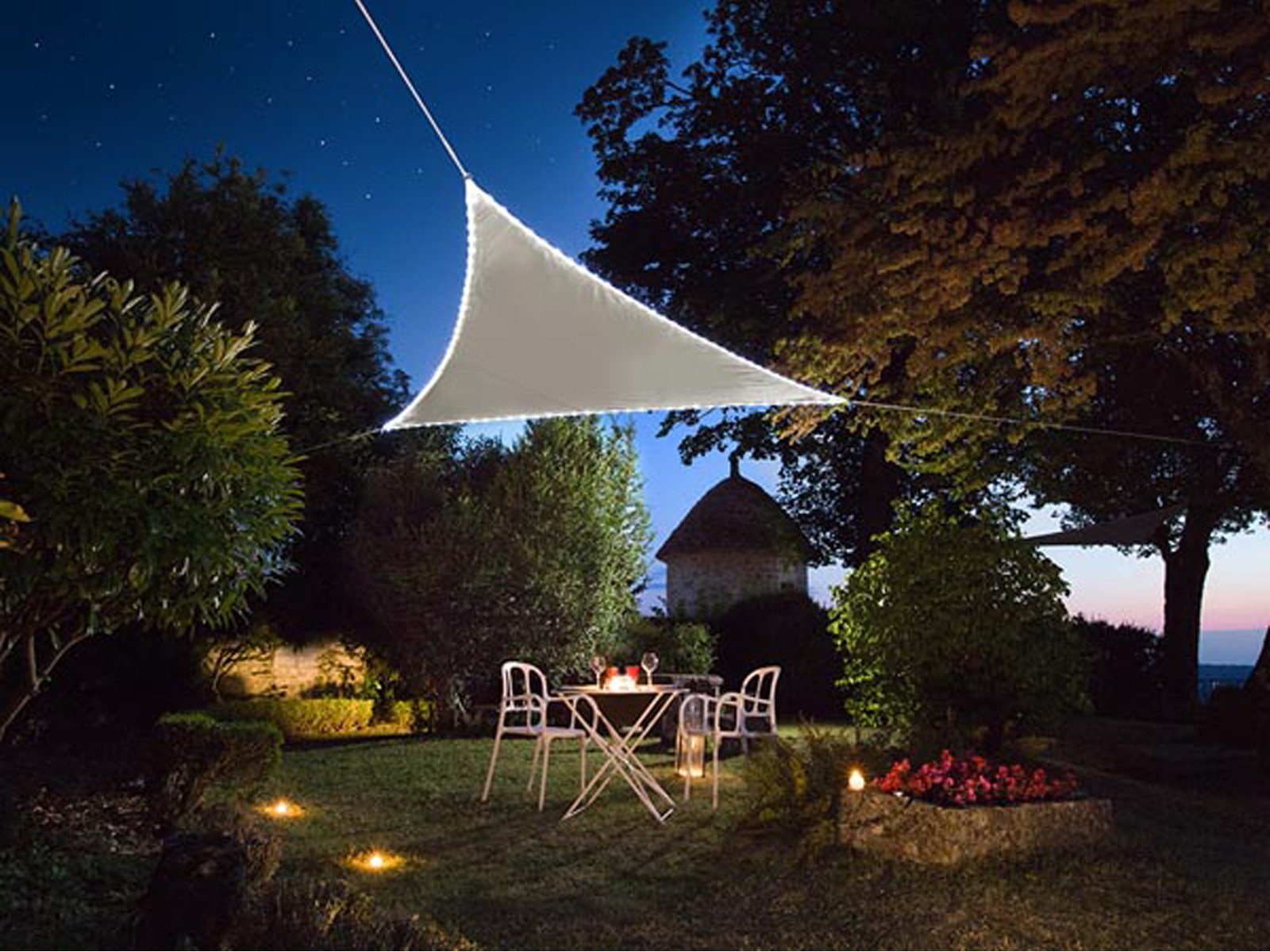 PEREL Sonnensegel, dreieckig Dreiecksegel Solar LED Licht Garten  Sonnenschutz-Segel 5,6m²