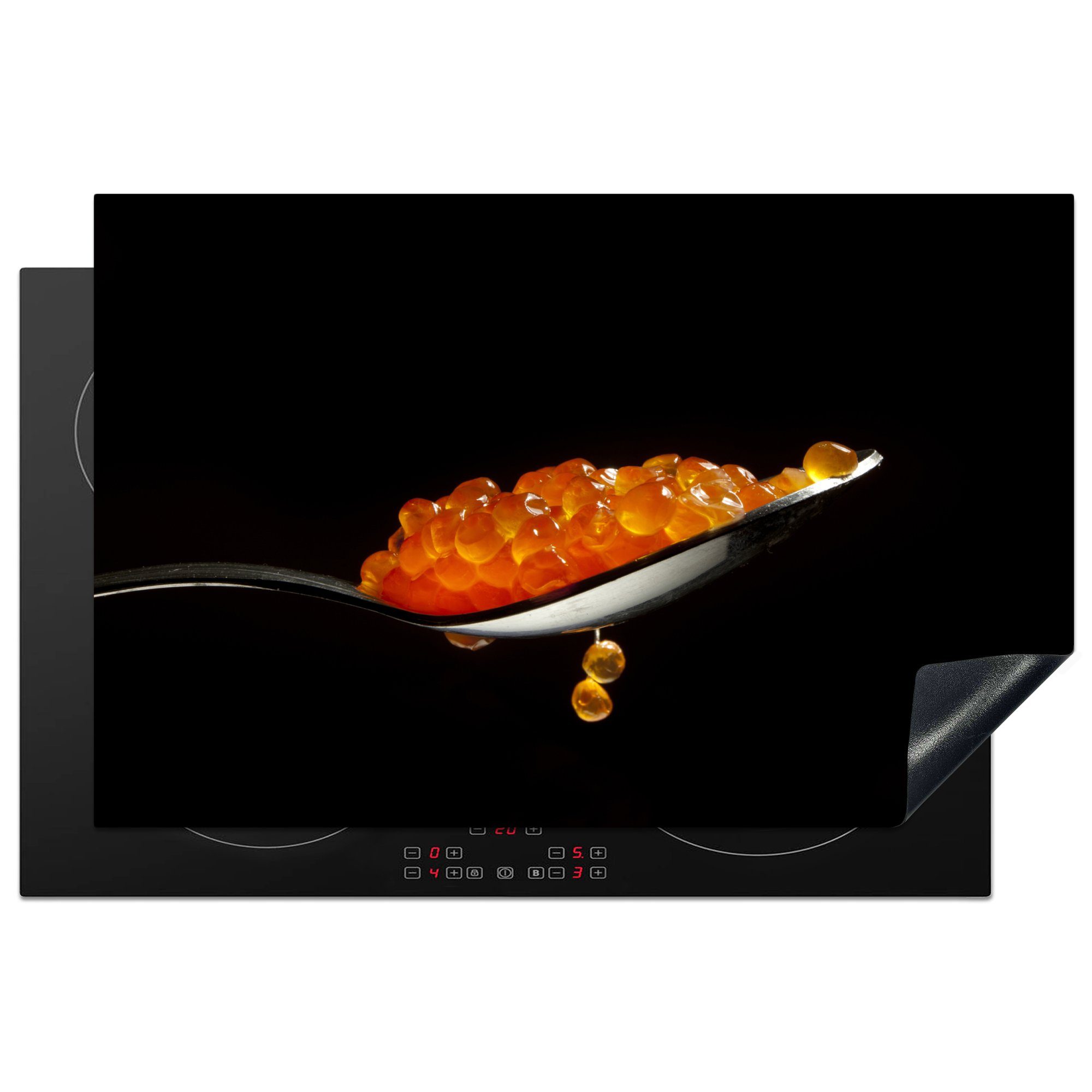 MuchoWow Herdblende-/Abdeckplatte Roter Kaviar auf einem Löffel mit schwarzem Hintergrund, Vinyl, (1 tlg), 81x52 cm, Induktionskochfeld Schutz für die küche, Ceranfeldabdeckung