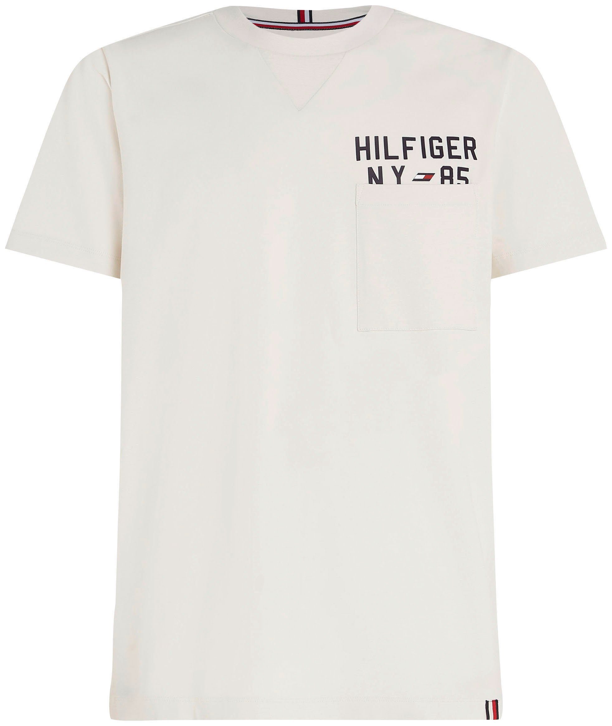 Hilfiger Tommy Tommy Hilfiger T-Shirt Weathered TEE über S/S Brusttasche Sport mit GRAPHIC der White Logoschriftzug