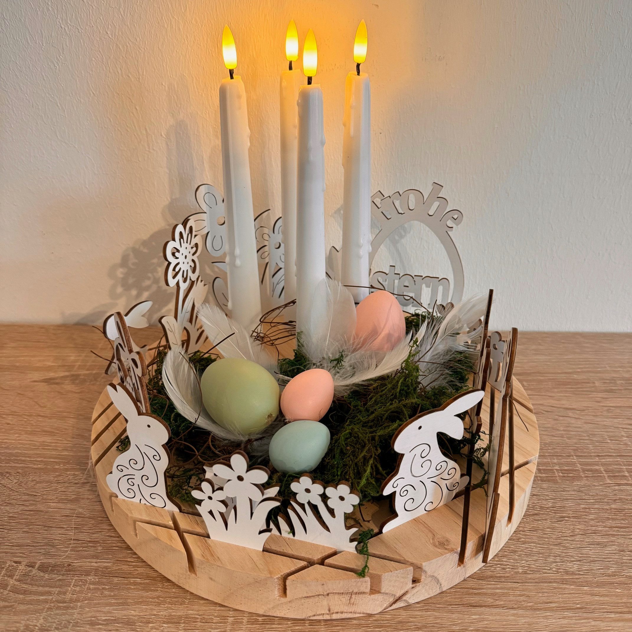 Online-Fuchs Dekotablett aus Holz mit Steckfunktion und Platz für 4 Stabkerzen - Ostern (Weiß oder Bunt), 13 Holzstecker zum Dekorieren