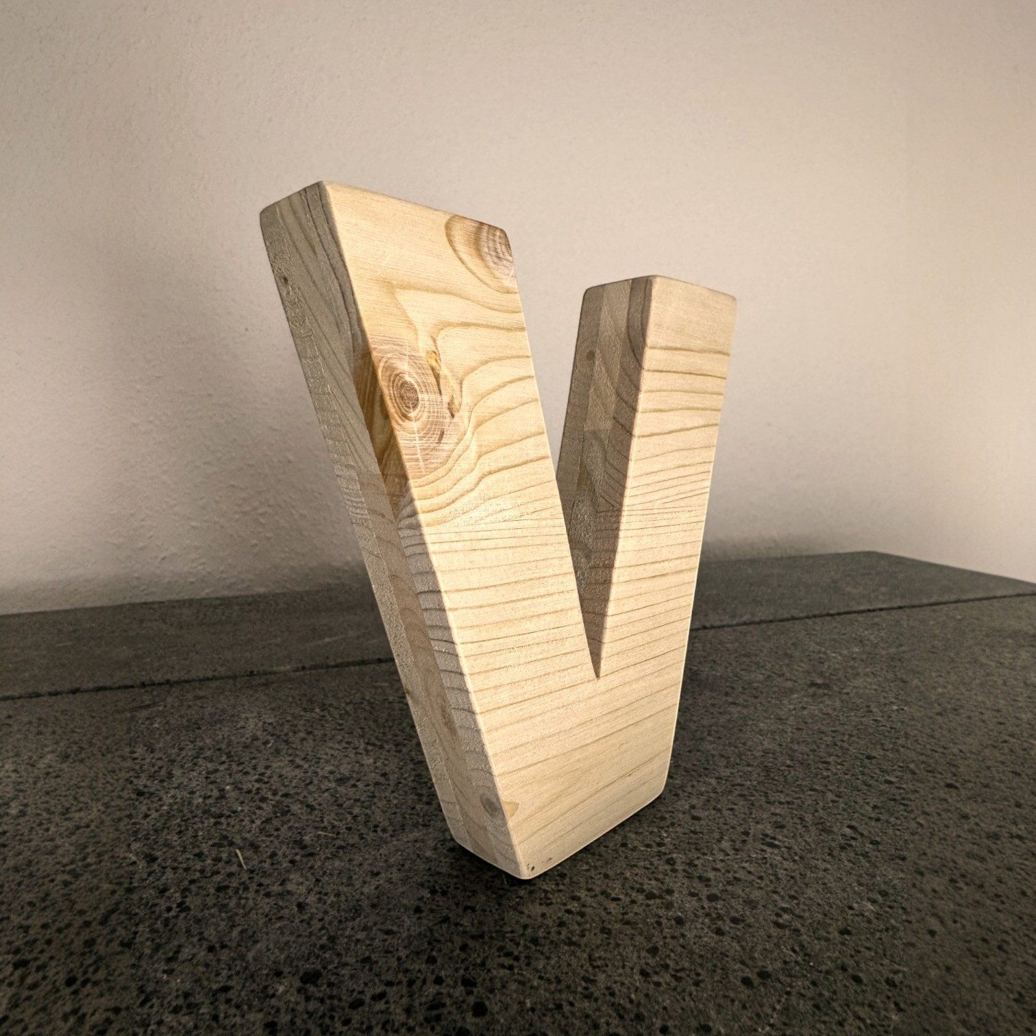 Zayno Deko-Buchstaben Holzbuchstabe "V" aus massivem Fichtenholz (Packung, 1 St., Fördert das Kennenlernen des Alphabetes), in liebevoller Handarbeit aus hochwertigem Fichtenholz gefertigt.