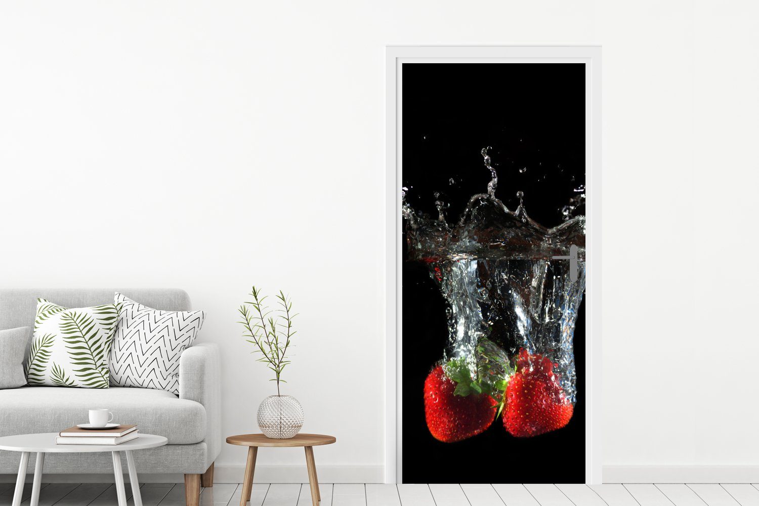 Türaufkleber, Matt, - Wasser MuchoWow für Erdbeeren bedruckt, Schwarz - Rot, St), Obst - cm 75x205 (1 Tür, Fototapete - Türtapete