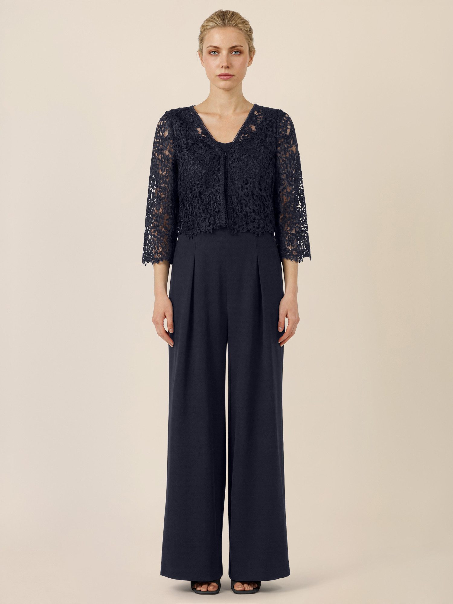 Apart Jumpsuit mit Spitzenjäckchen und weitem Bein