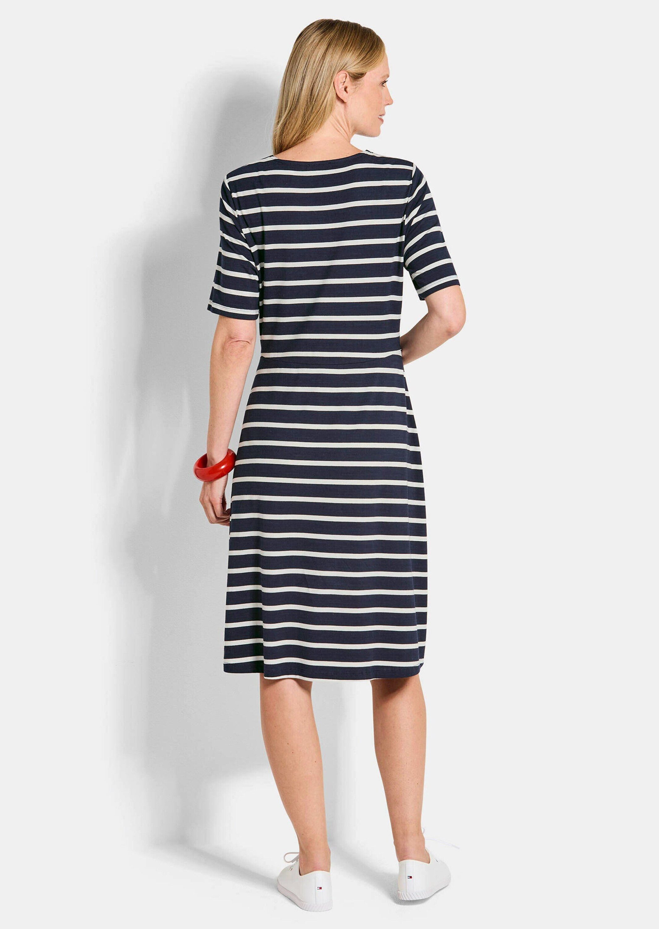 GOLDNER Sommerkleid Viskosekleid im Streifen-Look Midikleid mit V-Ausschnitt, Taillennaht, Knielänge und Halbarm