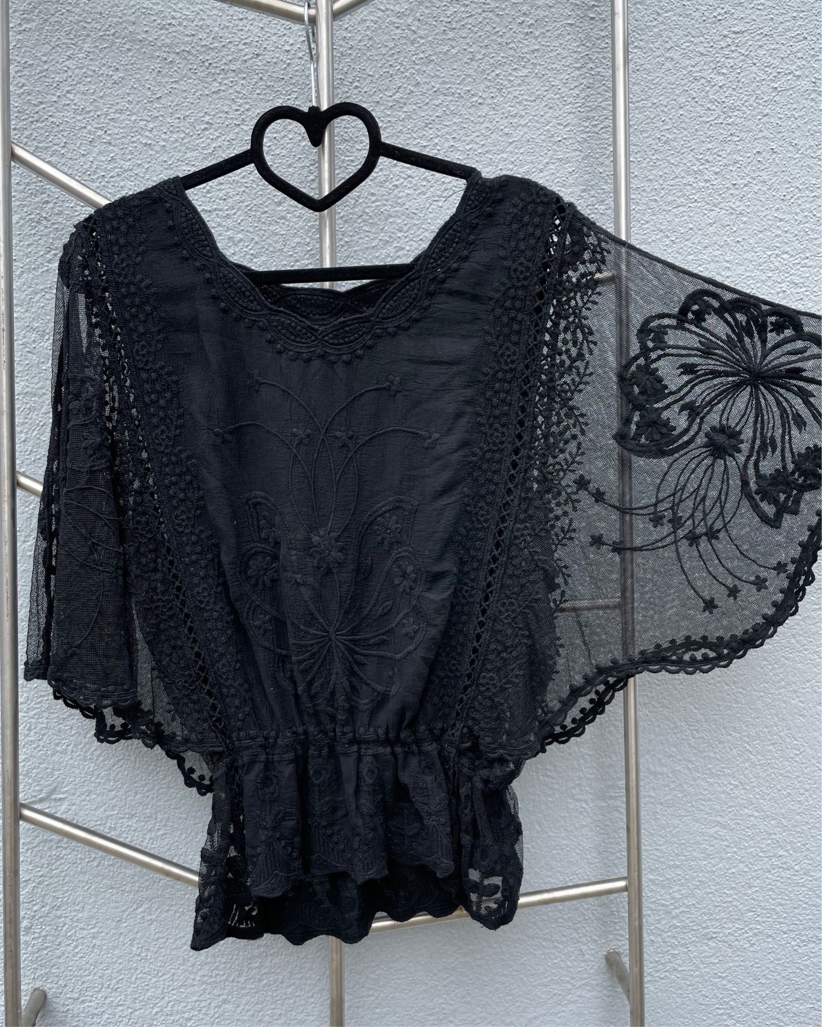 ITALY VIBES Spitzenbluse - Kurzarmbluse “Laura” – Eleganz trifft auf Vielseit - ONE SIZE passt hier Gr. XS - L